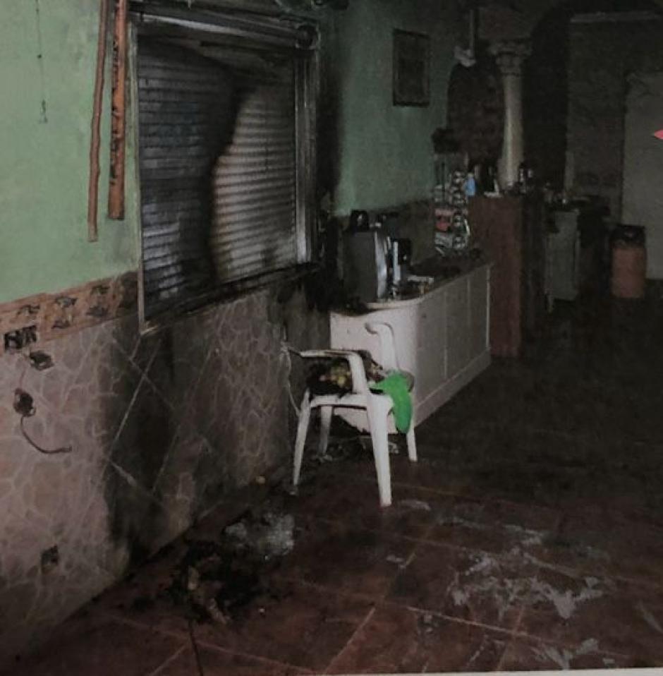 Interior de la vivienda de Jesús con las huellas del fuego. Interior de la vivienda de Jesús con las huellas del fuego.