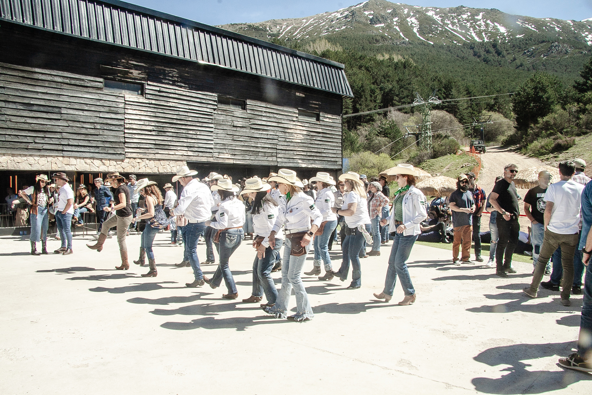 Los Country line dancers, en formación, bailando al son de la música. Los Country line dancers, en formación, bailando al son de la música.