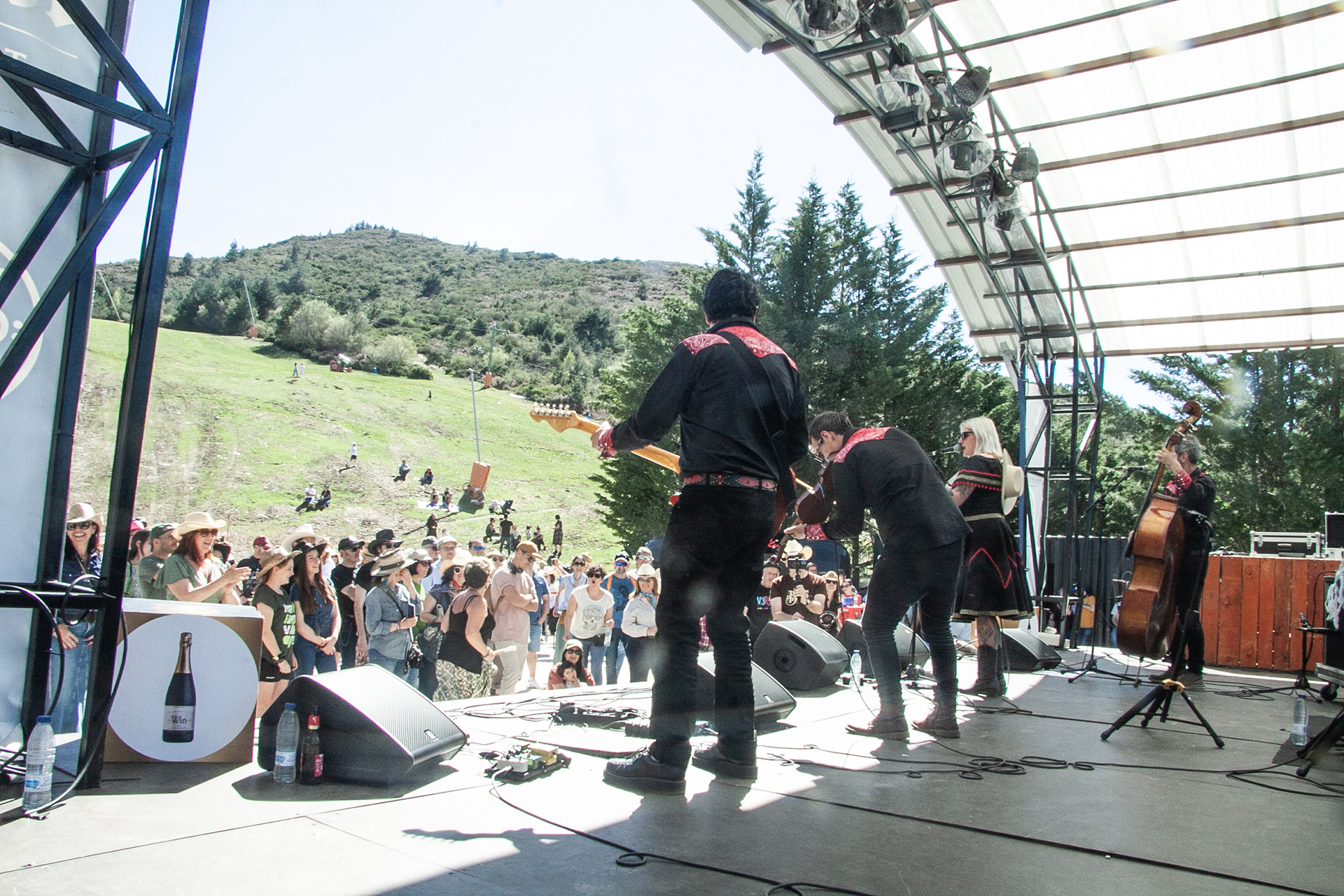 El escenario estaba rodeado del verdor del monte de la sierra de Ayllón. El escenario estaba rodeado del verdor del monte de la sierra de Ayllón.