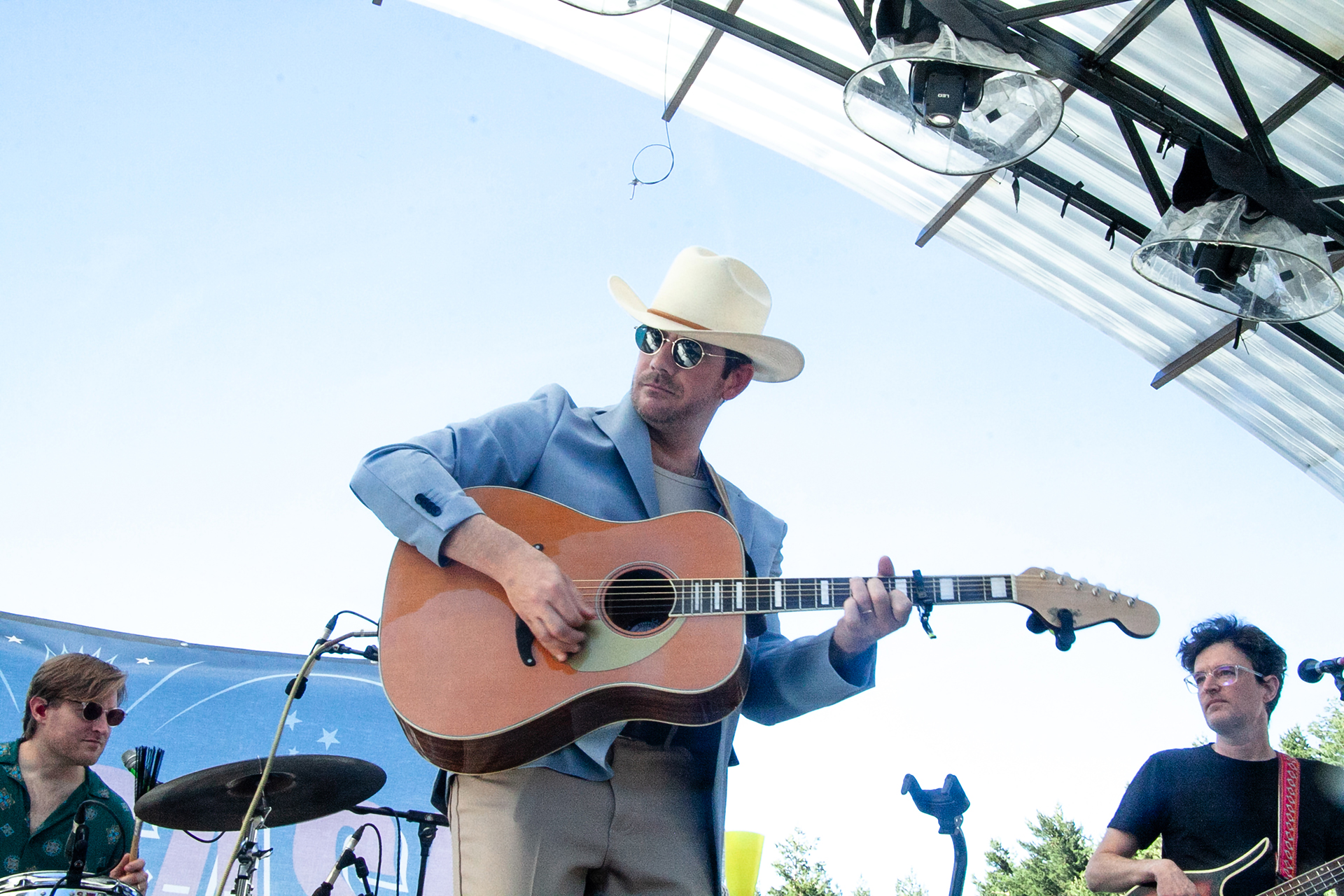 Sam Outlaw cautivó a los asistentes con sus melodías a tempo pausado aderezadas con el suave sonido del pedal steel guitar. Sam Outlaw cautivó a los asistentes con sus melodías a tempo pausado aderezadas con el suave sonido del pedal steel guitar.