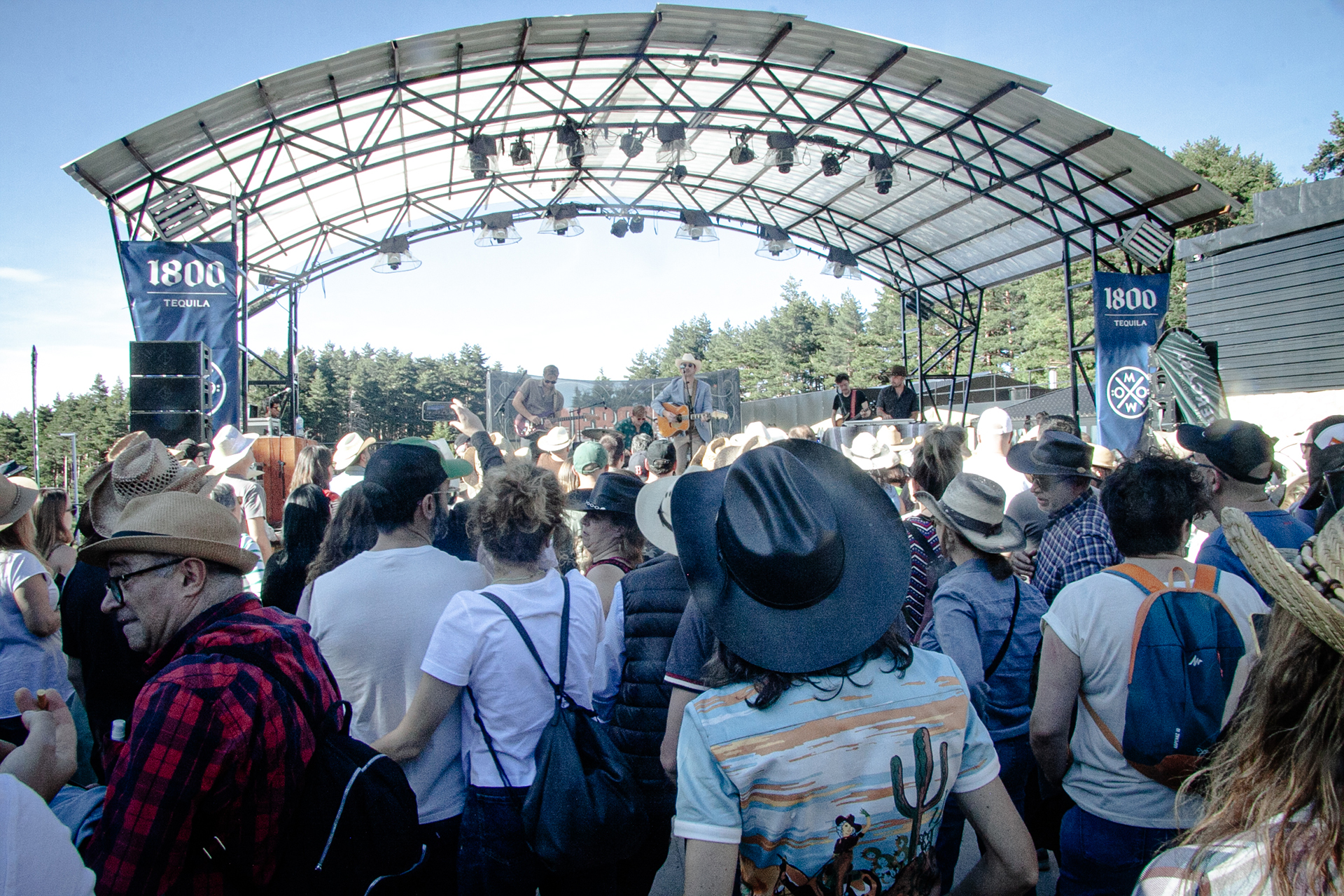 Los asistentes disfrutaron de la música del estadounidense Sam Outlaw.