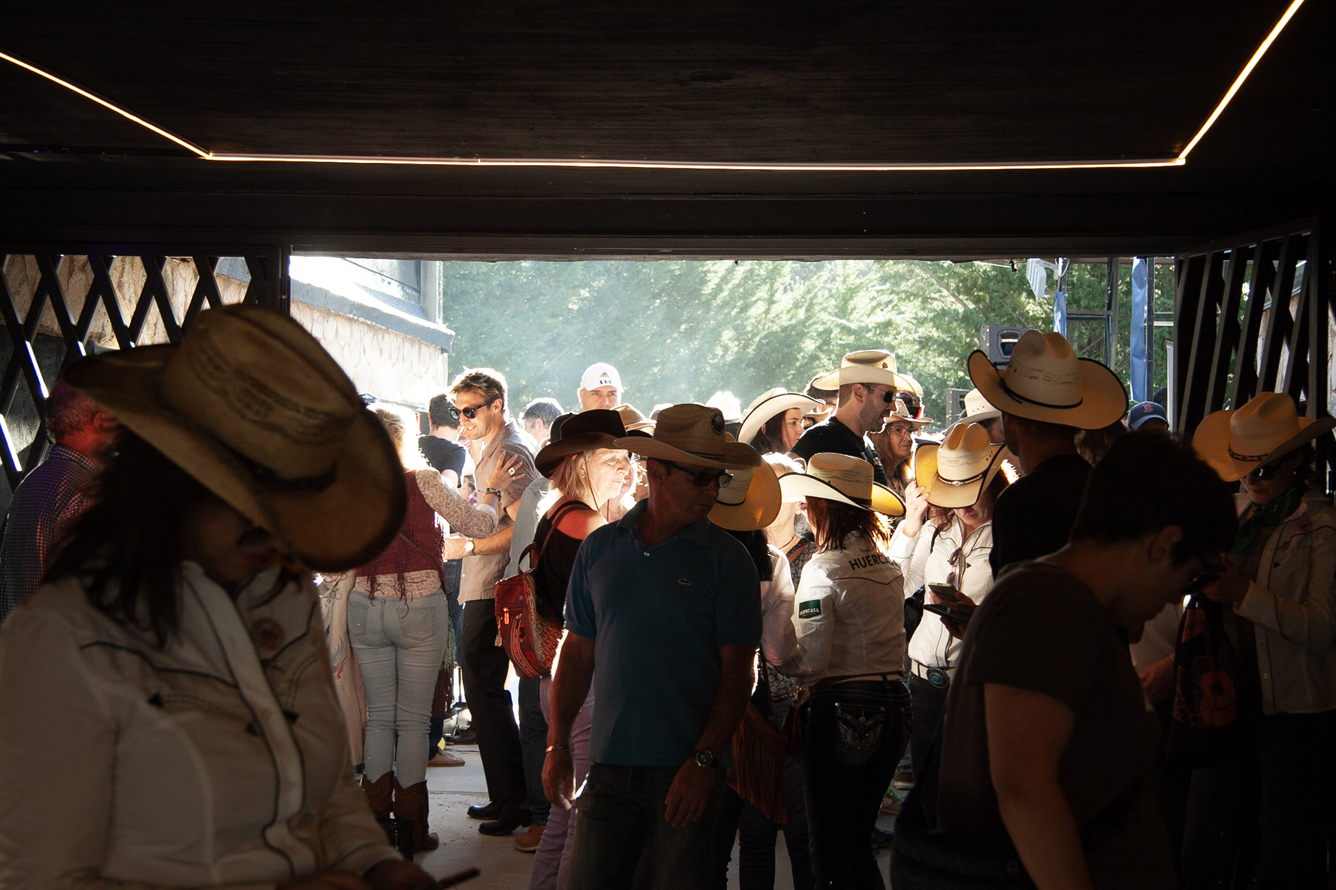 Los gorros de ala ancha sirvieron para poder protegerse ante el implacable sol que hizo ese día. Los gorros de ala ancha sirvieron para poder protegerse ante el implacable sol que hizo ese día.