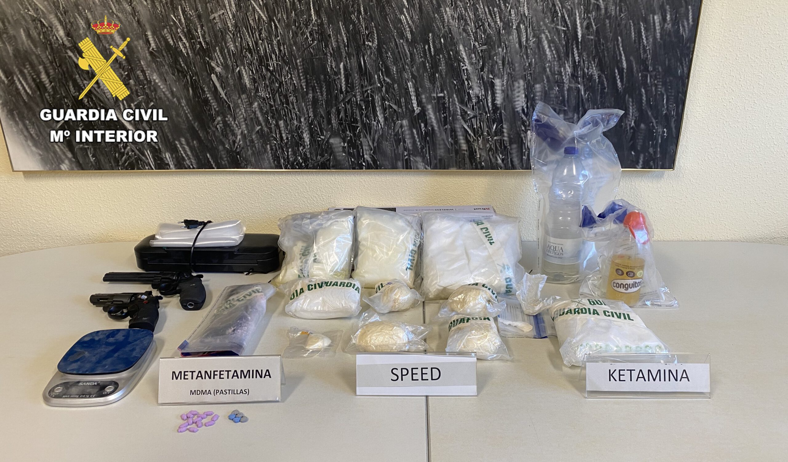 Material incautado por la Guardia Civil a dos detenidos en Salamanca tras la incautación de más de siete kilos de ‘speed’ y ‘ketamina’