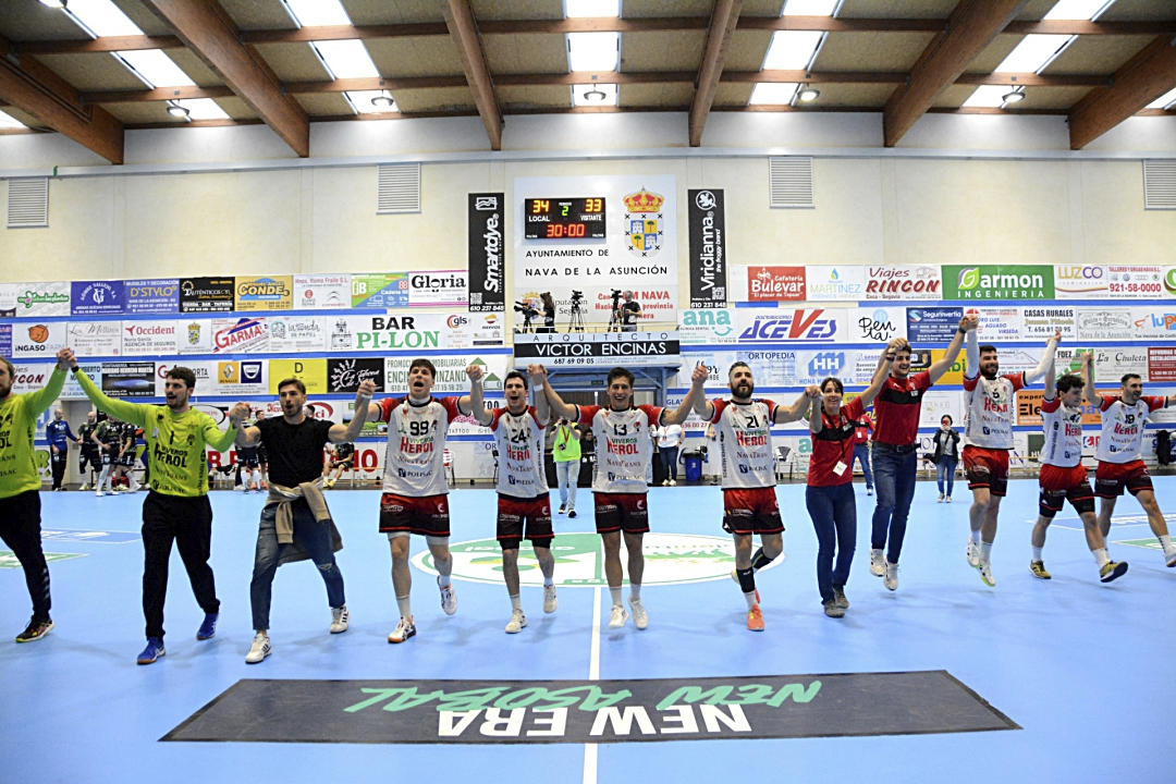 Una remontada para soñar con Europa 1 Los jugadores del Nava celebran el triunfo ante el Torrelavega / Amador Marugán