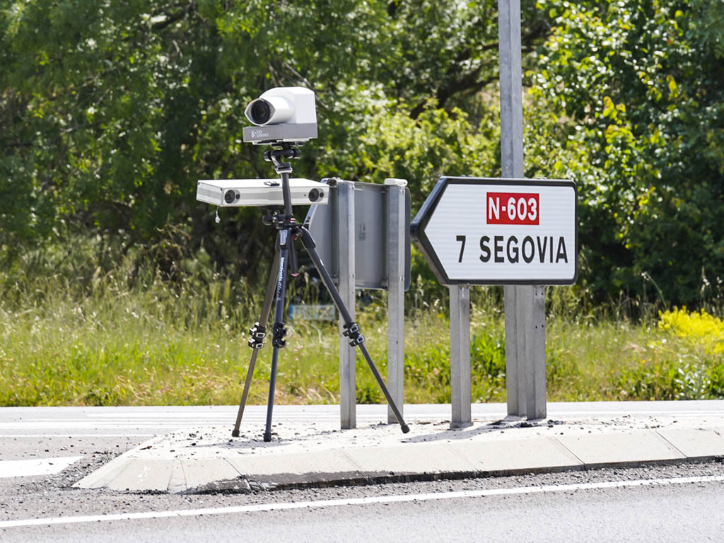Radar móvil en el cruce de La Granja. / MIGUEL ÁNGEL FERNÁNDEZ