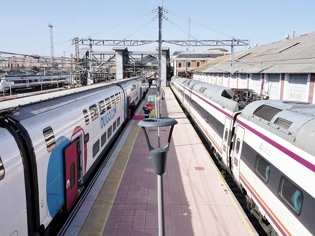 Un tren de Ouigo y otro de Renfe, en la misma estación. / ICAL - MIRIAM CHACÓN