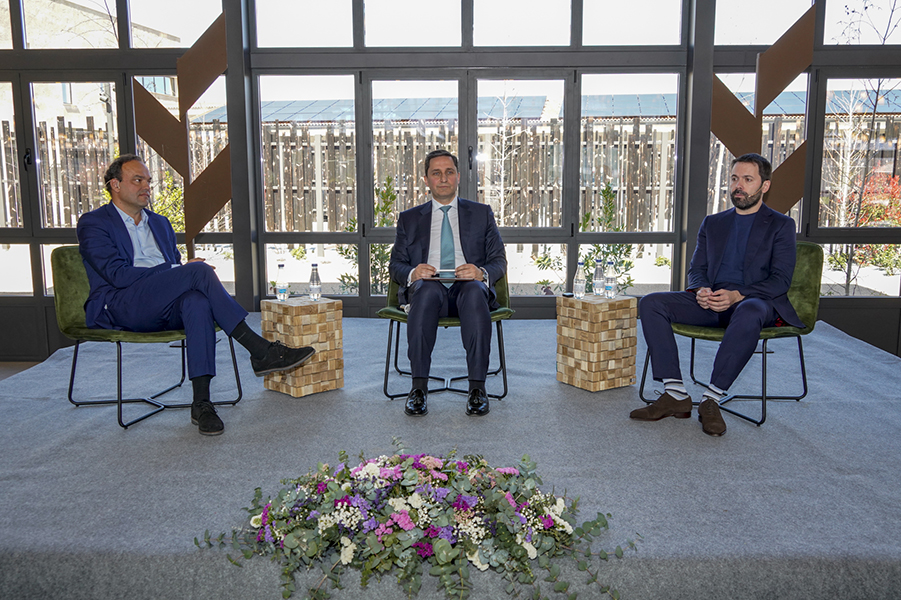José Carlos Díez (izq.), Juan Ramón Rallo (der.) y el director general adjunto de Cajaviva Caja Rural, José María Chaparro, repasan las claves del futuro empresarial. Miguel Ángel Fernández.