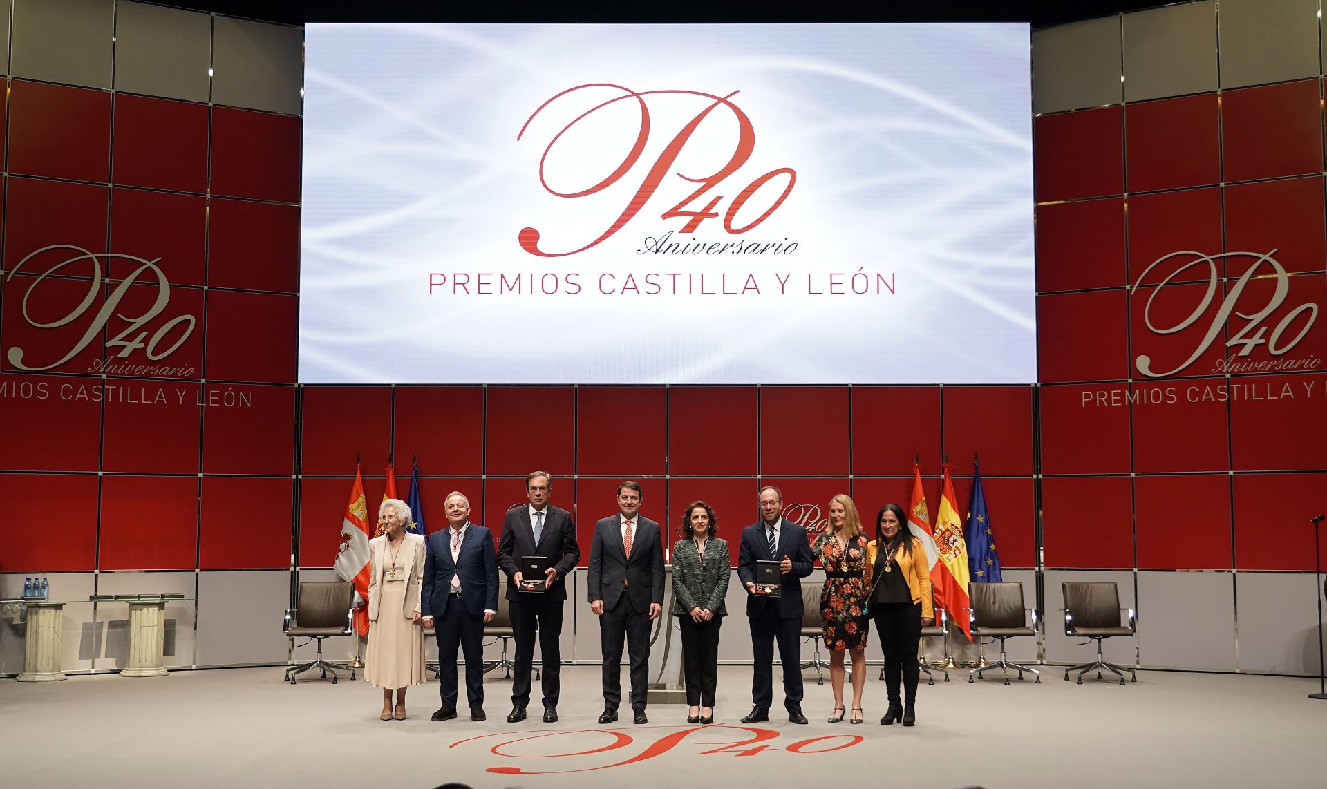 El presidente de la Junta de Castilla y León, Alfonso Fernández Mañueco, junto a los galardonados con los Premios Castilla y León 2023. Rubén Cacho/ICAL.