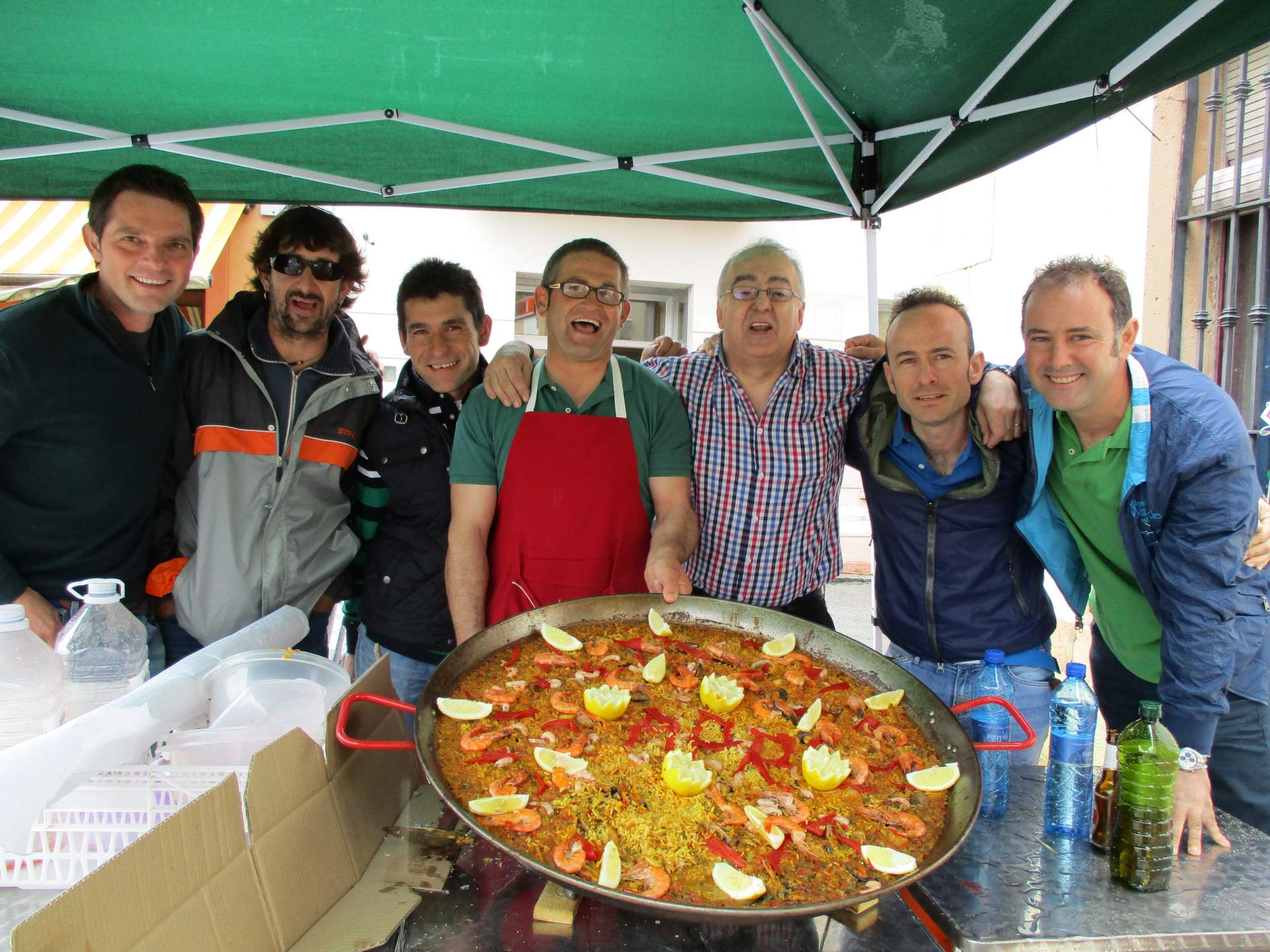 grupo de amigos participantes en la paella popular