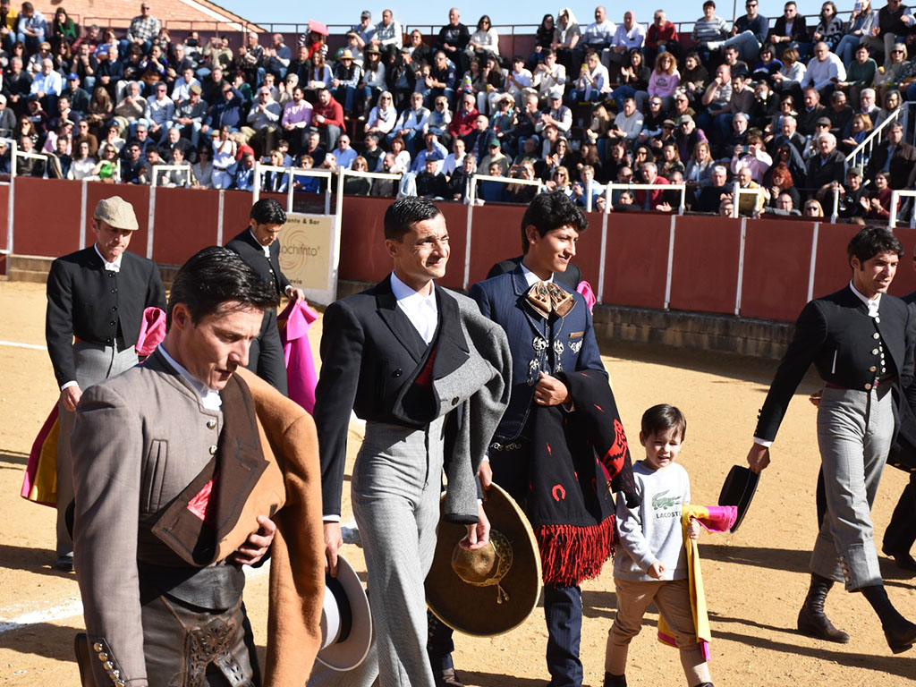 Paseíllo en la Plaza de toros de Mozoncillo. / A.M.