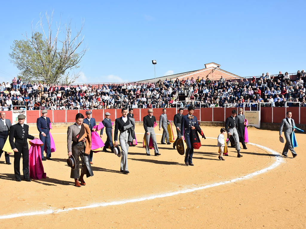 Paseíllo en la Plaza de toros de Mozoncillo. / A.M.
