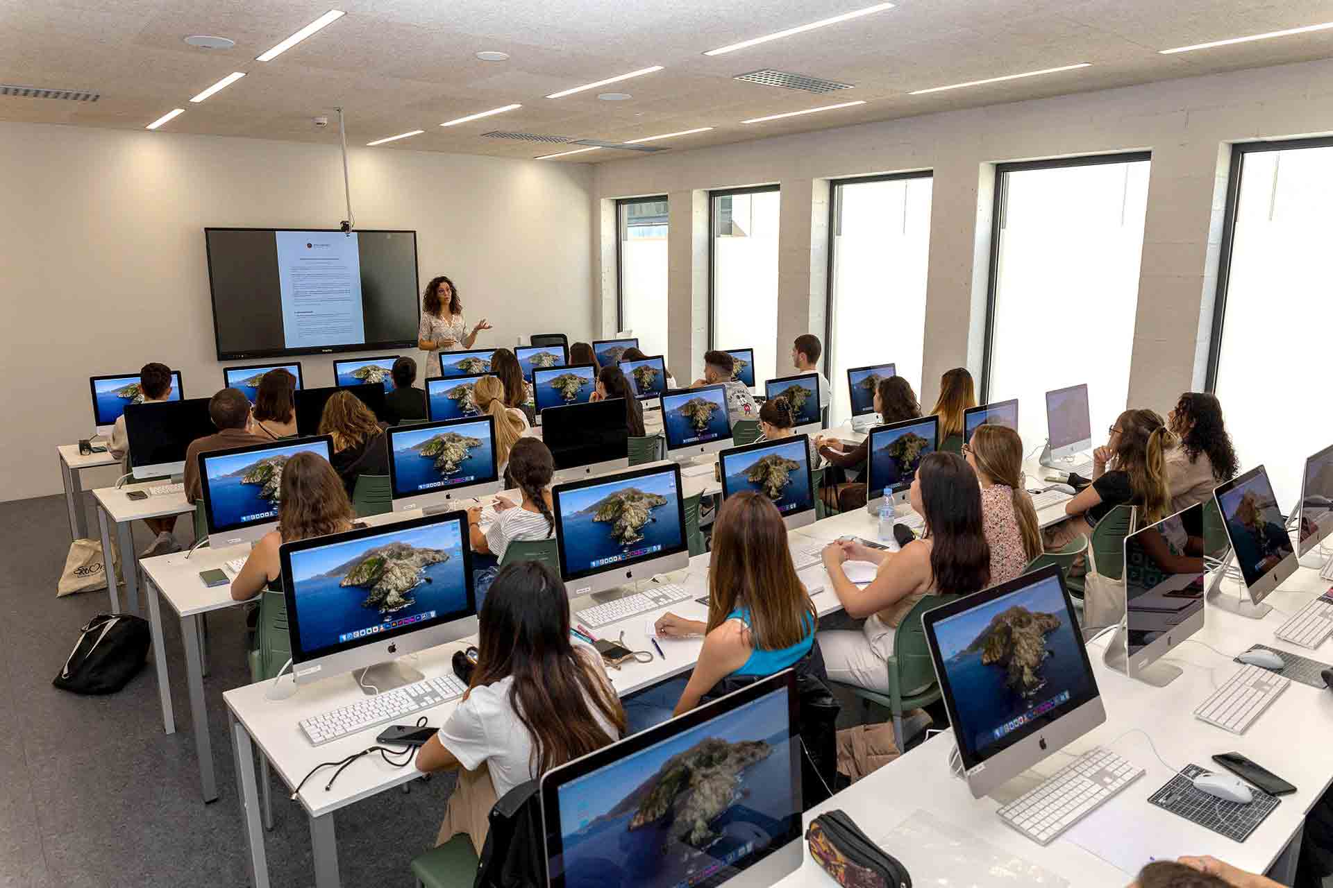 Estudiantes de comunicación protagonistas de su formación práctica.