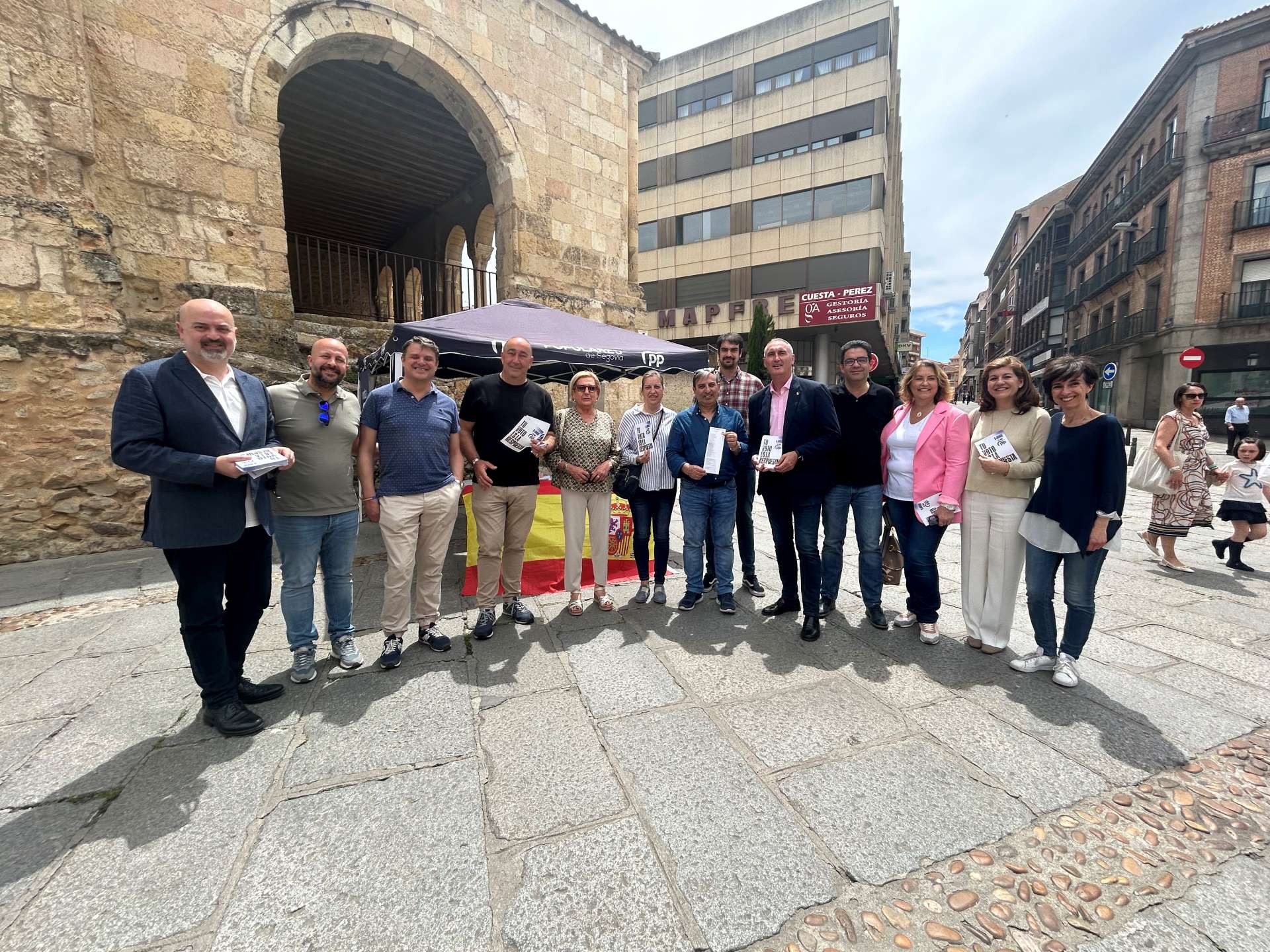 Representantes del PP de Segovia atendieron a los vecinos junto a la iglesia de San Cristóbal.