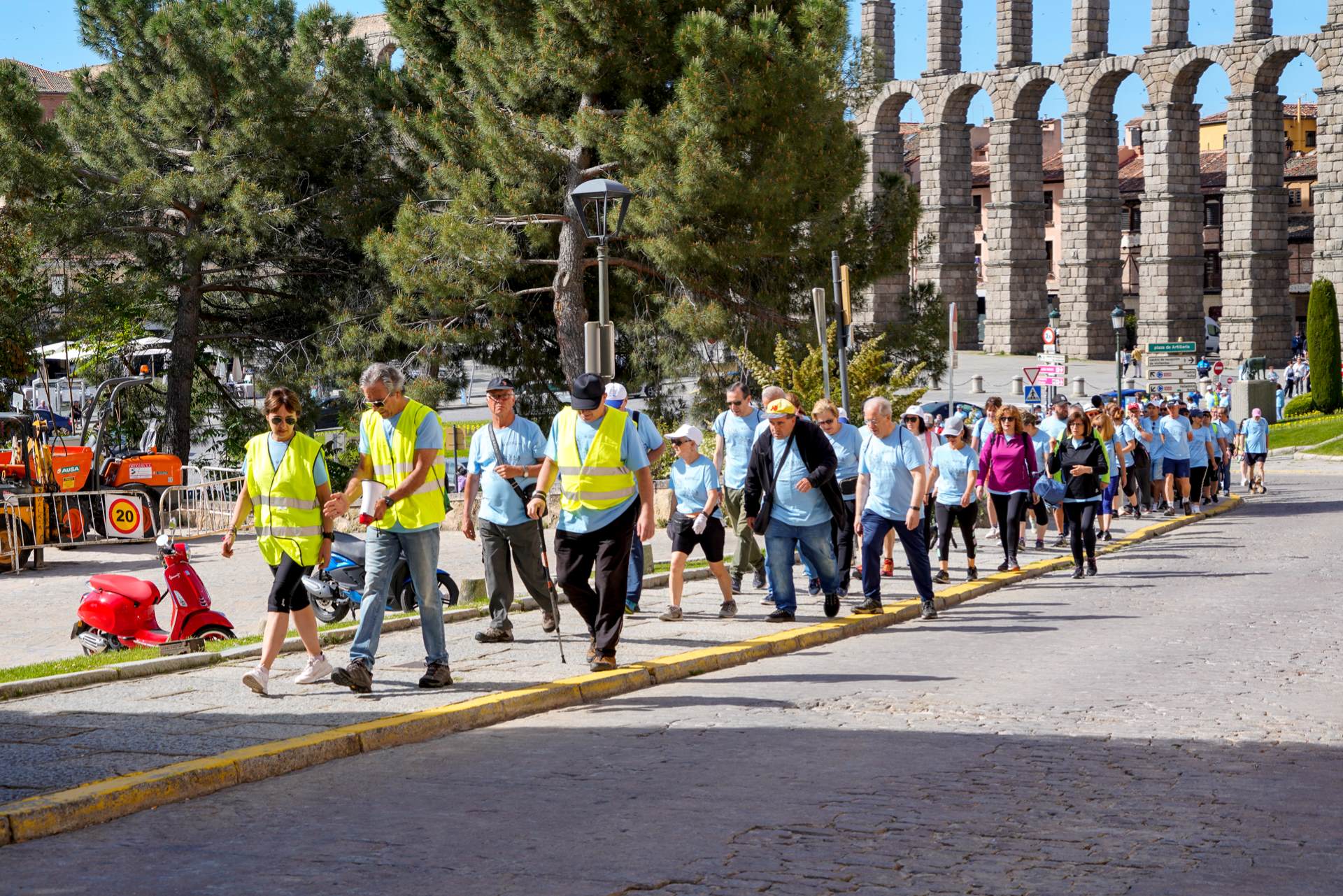Los 200 participantes en el inicio del Paseo Solidario por Sendas Verdes.