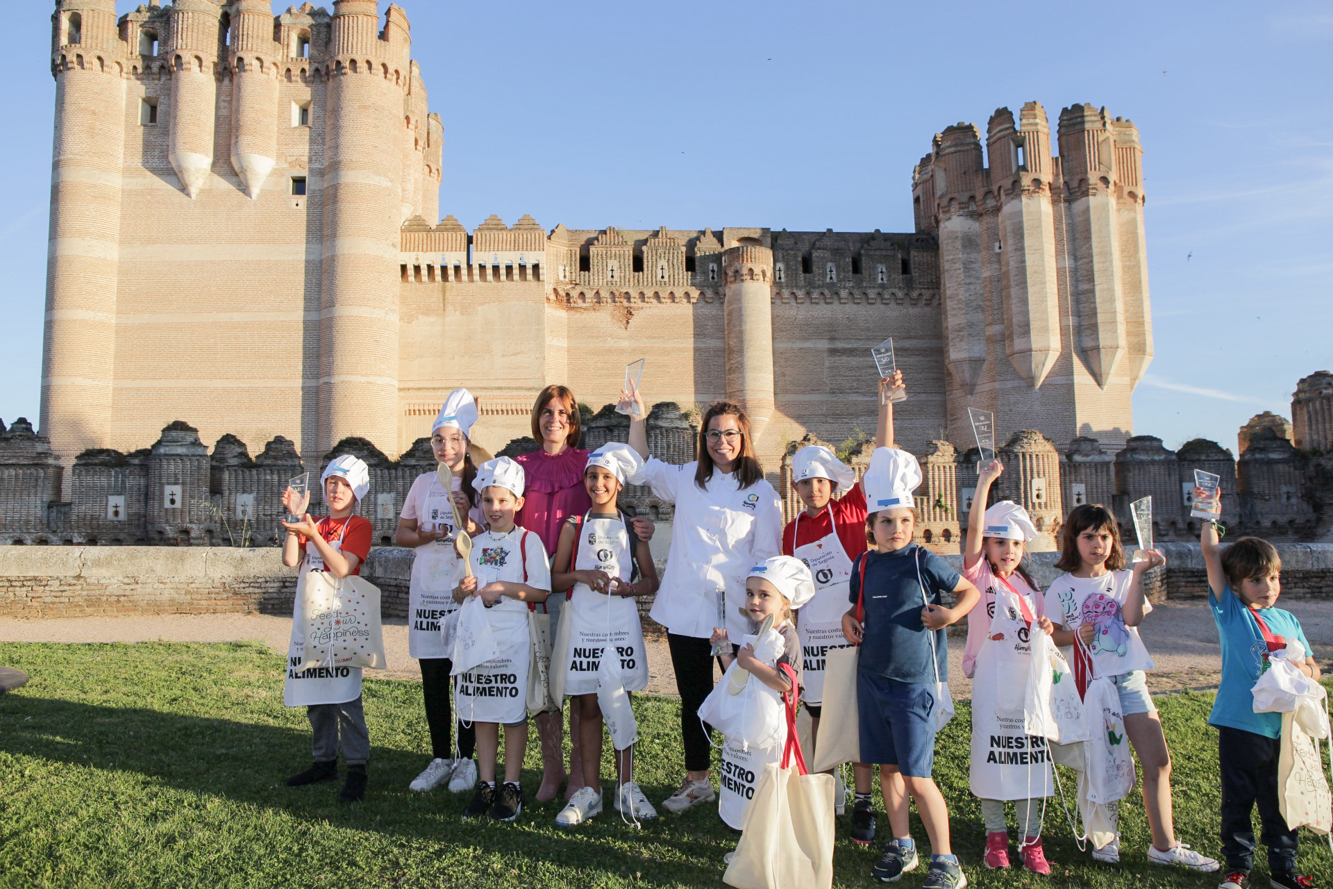 La chef ganadora Erika Almeida junto a sus jóvenes cocineros.