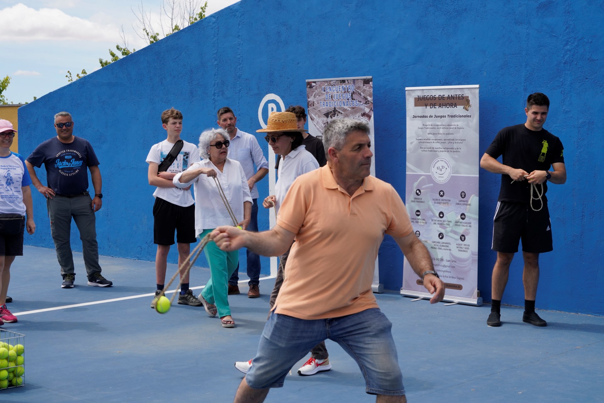 Campeonato de tiro con honda en la pista de frontón de Santa María Real de Nieva.