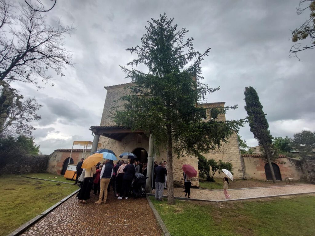 La gente se refugia de la lluvia en la iglesia de San Sebastián.