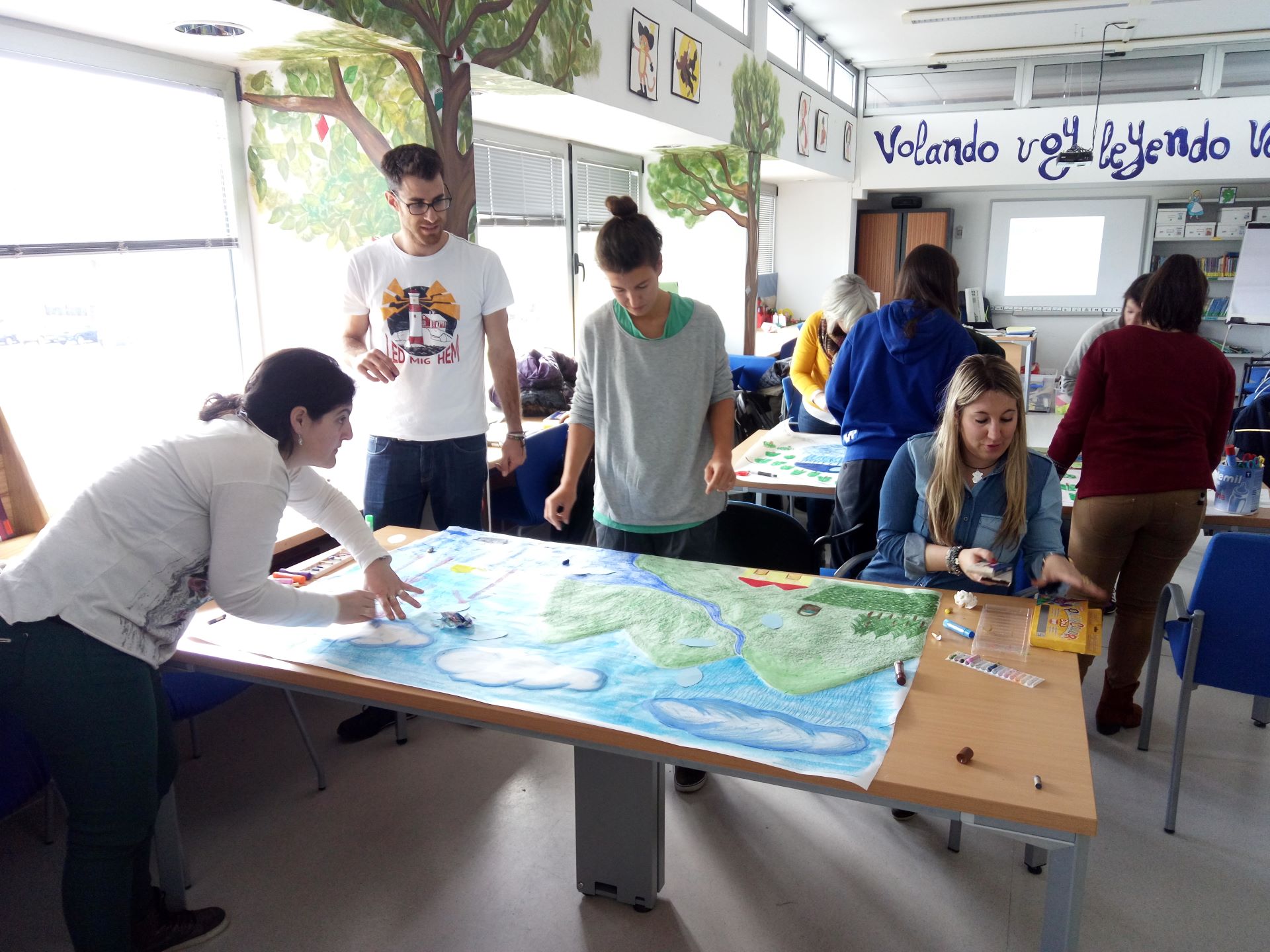 Varios monitores de ocio y tiempo libre organizando actividades.