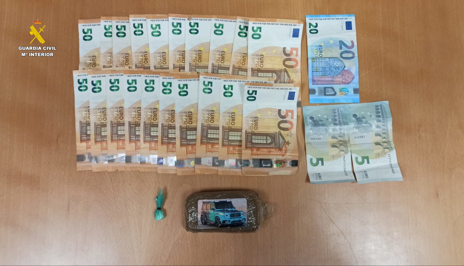 Dinero y sustancias incautadas a los detenidos.