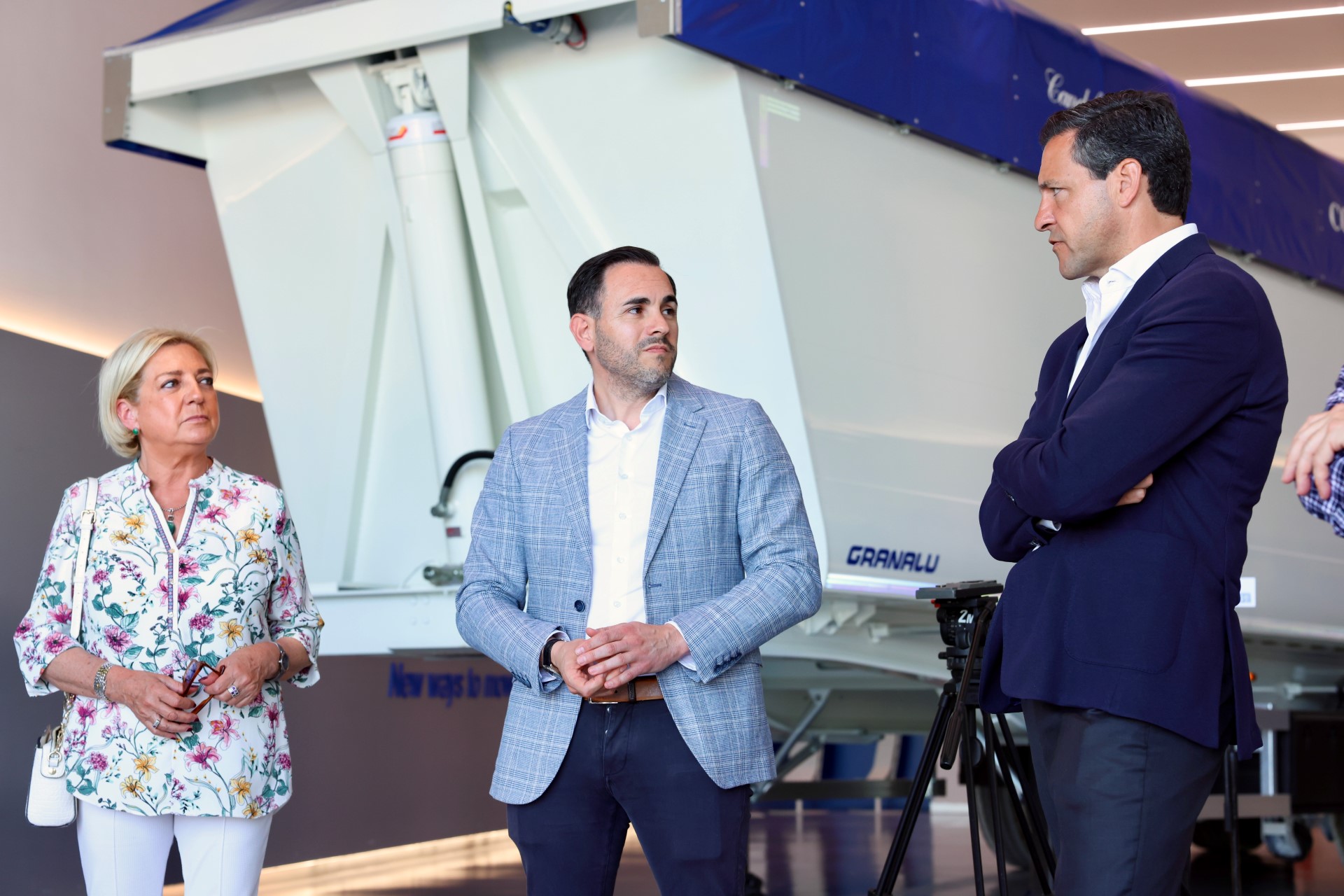 Raúl de la Hoz durante su visita a Granalu en Sanchonuño.