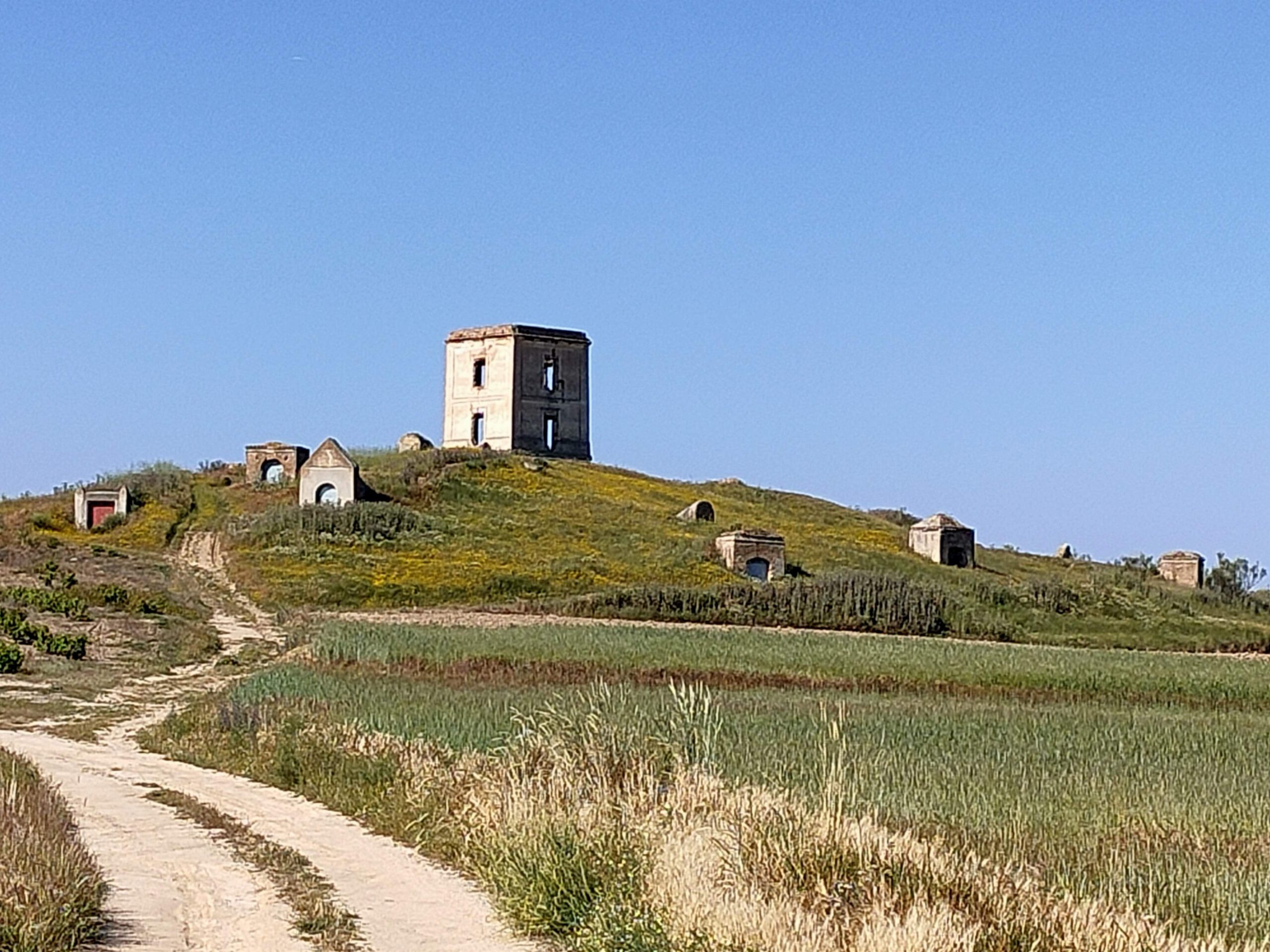 Cerro de Codorniz con sus bodegas y la torre del telégrafo.
