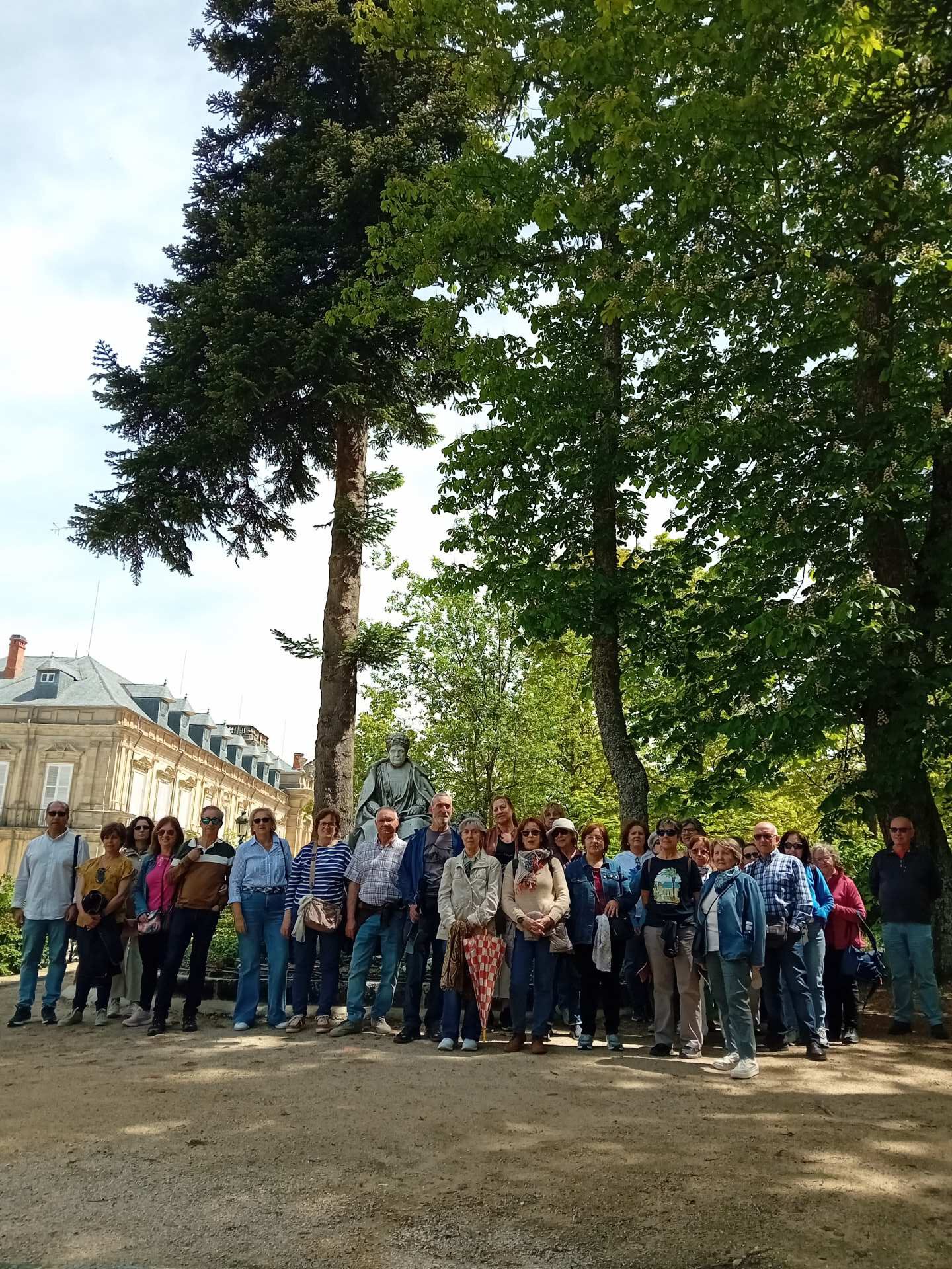 Los 30 participantes posan durante su paseo por los Jardines.