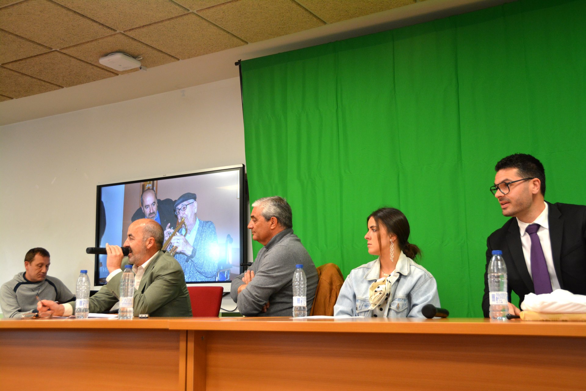 Luis Sanz acercó en la presentación el contenido de la historia de la música de Coca.