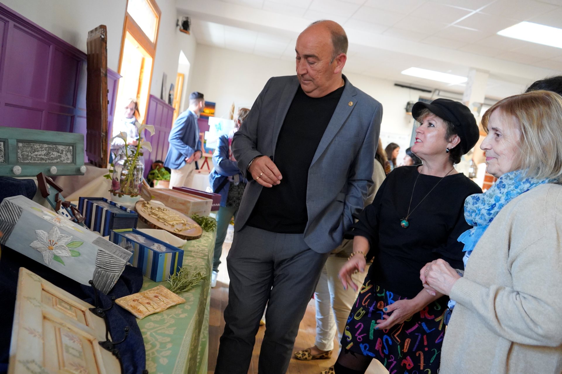 Miguel Ángel de Vicente en la exposición de Muñoveros.