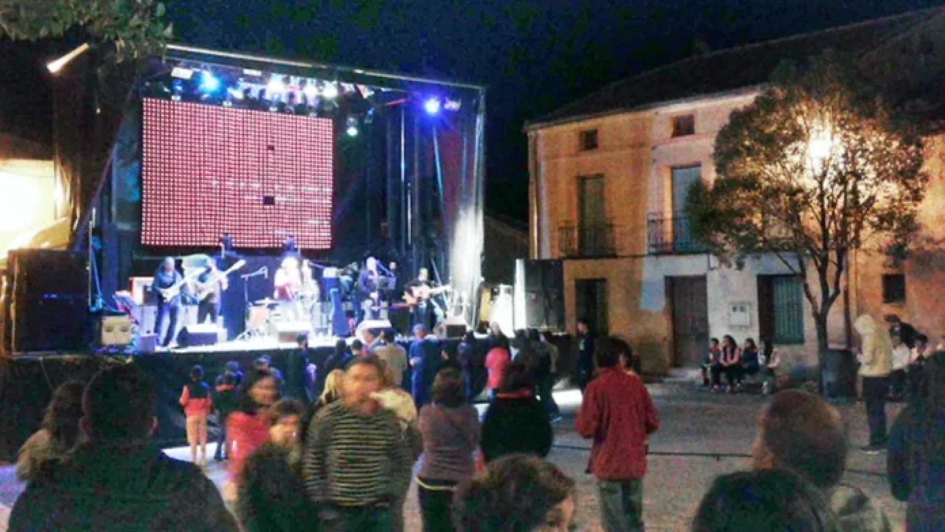 La Plaza de la Constitución de Muñoveros durante la celebración de Muñosound.