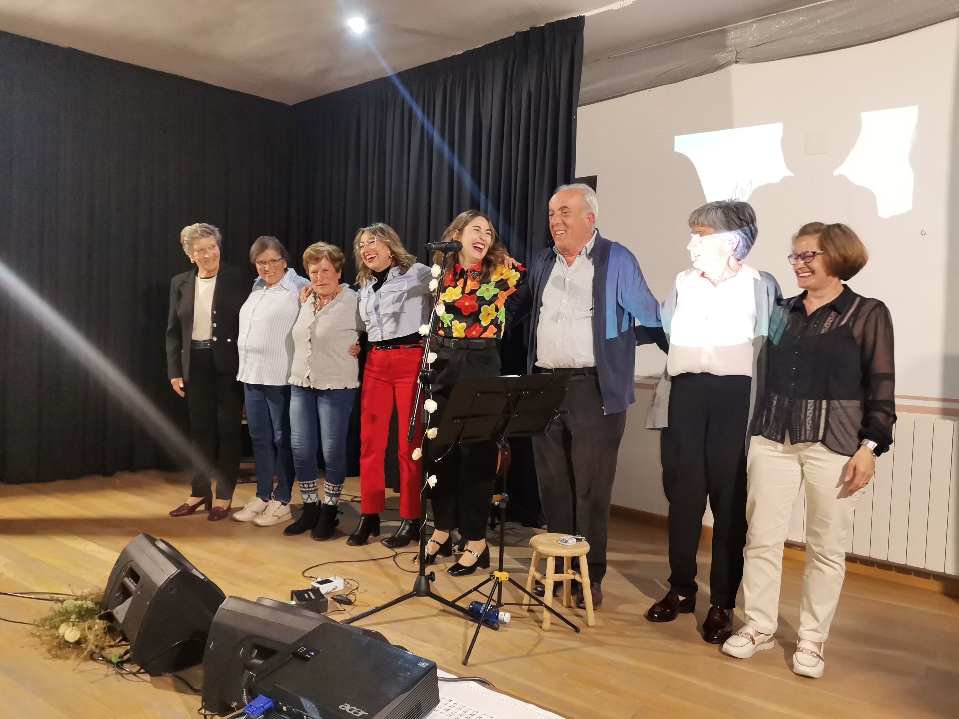 Silvia Sanjuán posa con el resto de artistas tras la actuación.