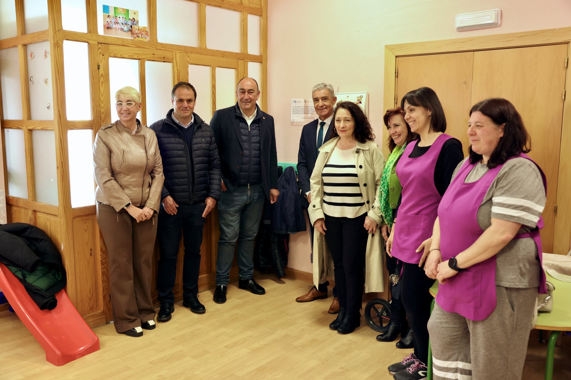 El presidente de la Diputación, Miguel Ángel de Vicente, inaugura el aula Crecemos de Aguilafuente.