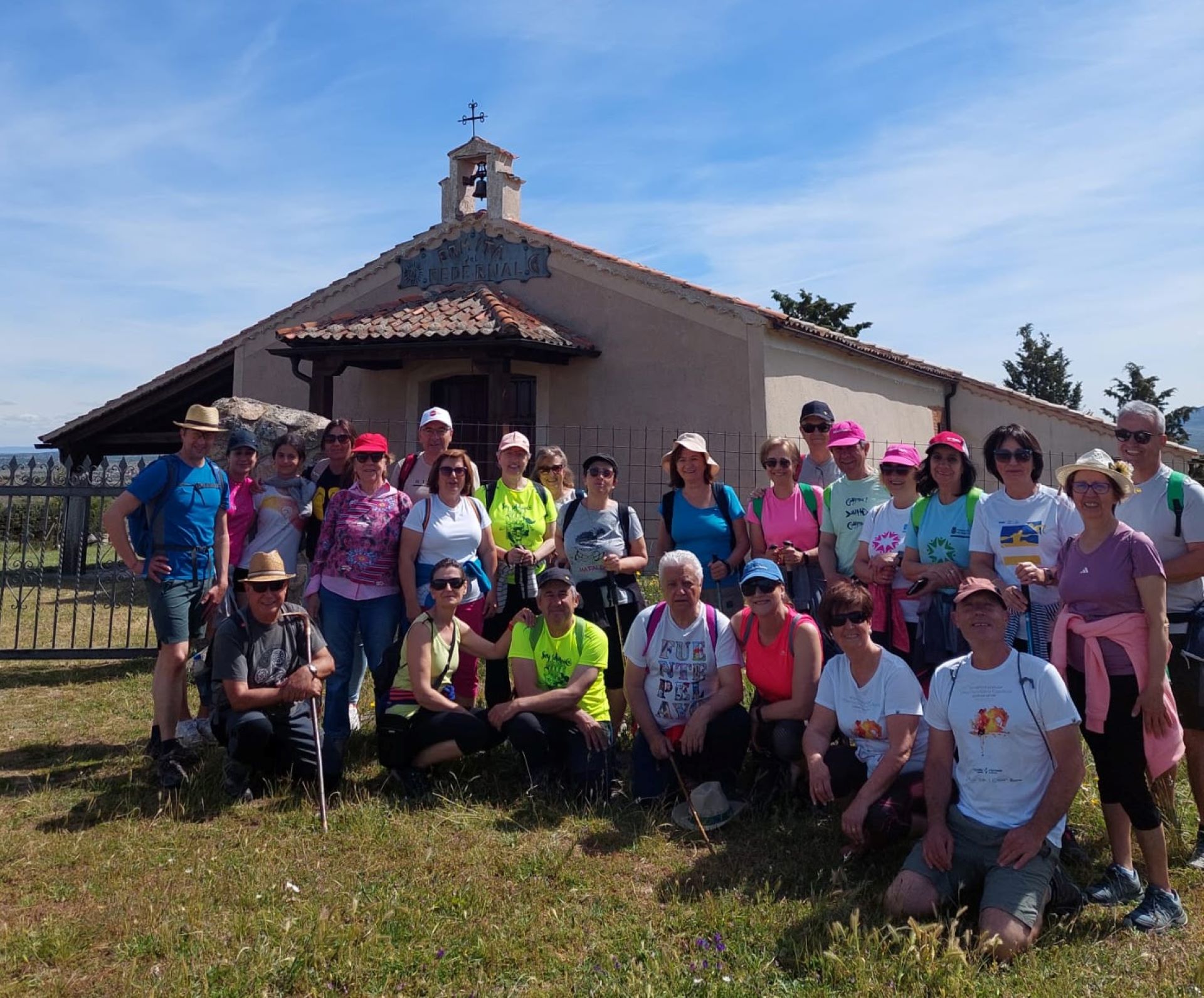 Los 30 senderistas en la ermita de la Virgen del Pedernal.