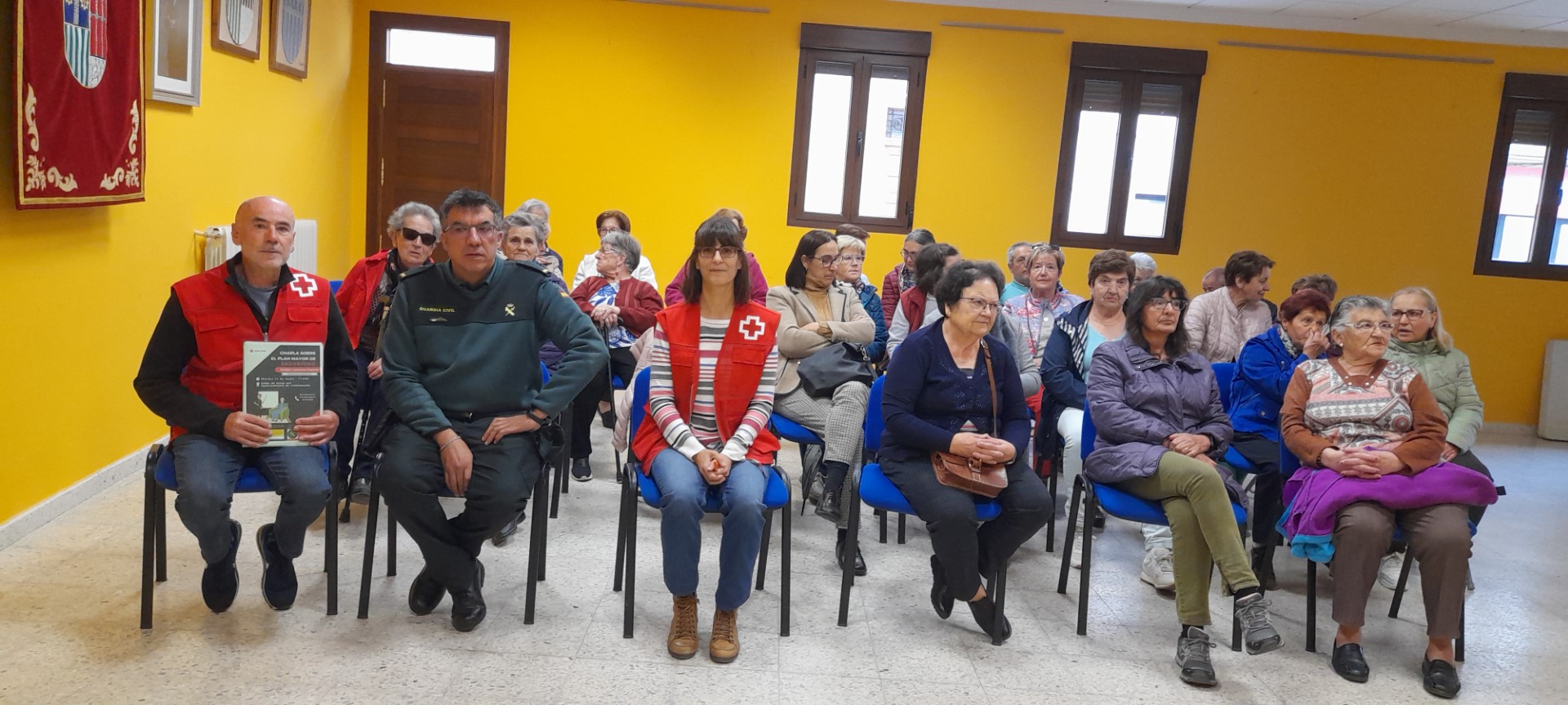 Foto de familia tras la charla de Fernando García Ruiz.
