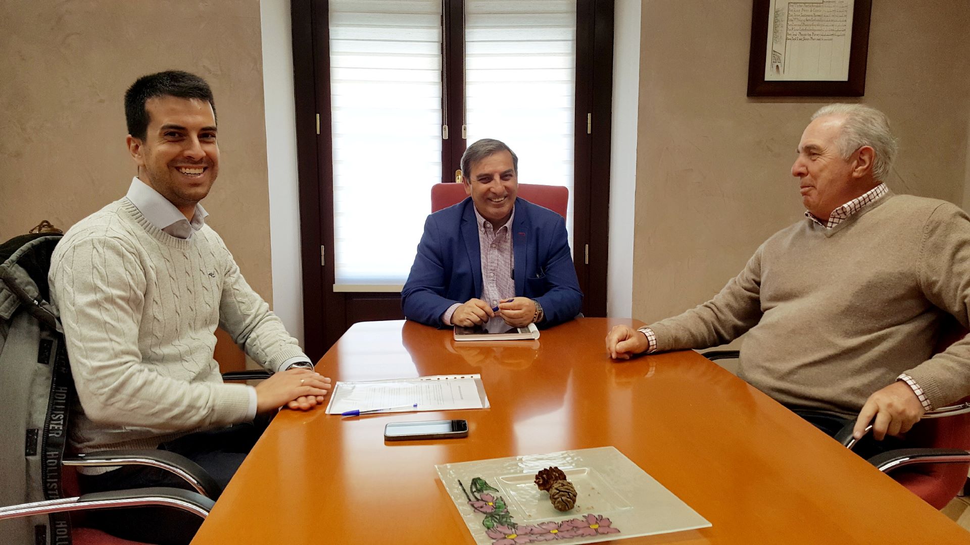 Moisés García, alcalde de Navas de Riofrío, se reúne con José Luis Sanz Merino 1 Reunión entre Moisés García Cardona, José Luis Sanz Merino y Rafael Encinas.