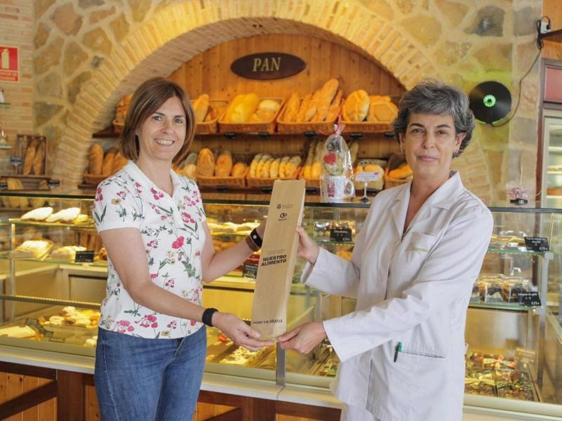 Magdalena Rodríguez entrega las bolsas de pan de papel en la Panadería M.Sanz de Boceguillas.