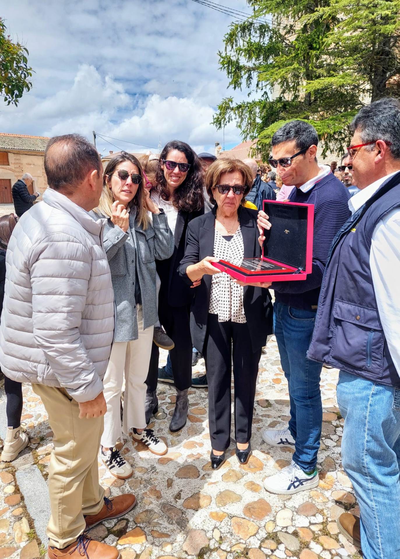 La familia de Joaquín Montalvo recibe una placa en su recuerdo.