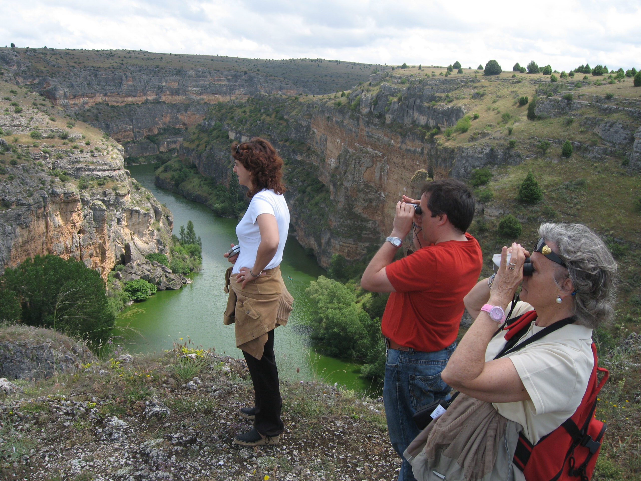 Turistas visitando las Hoces del Duratón.