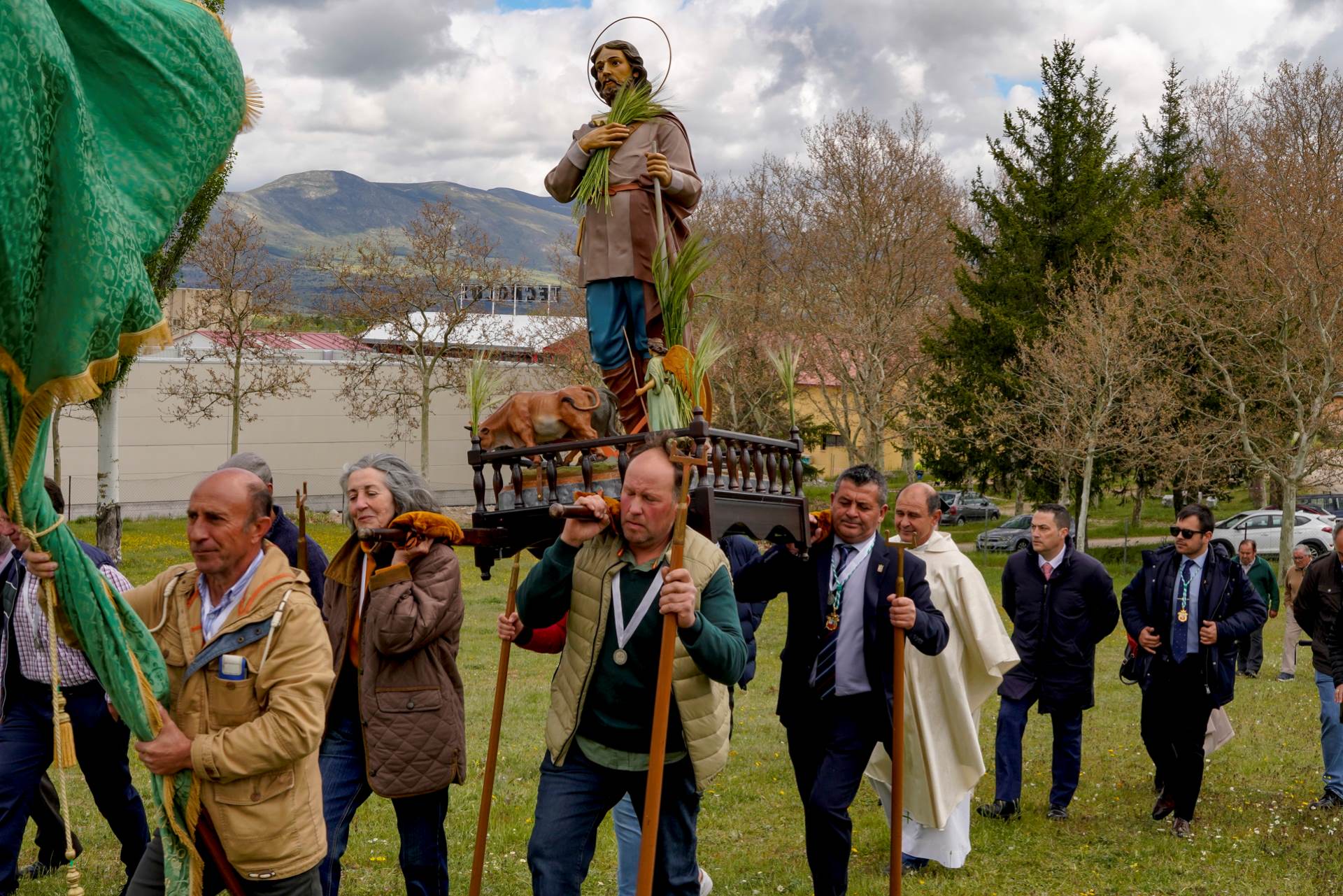 La imagen de San Isidro Labrador procesiona en El Espinar.