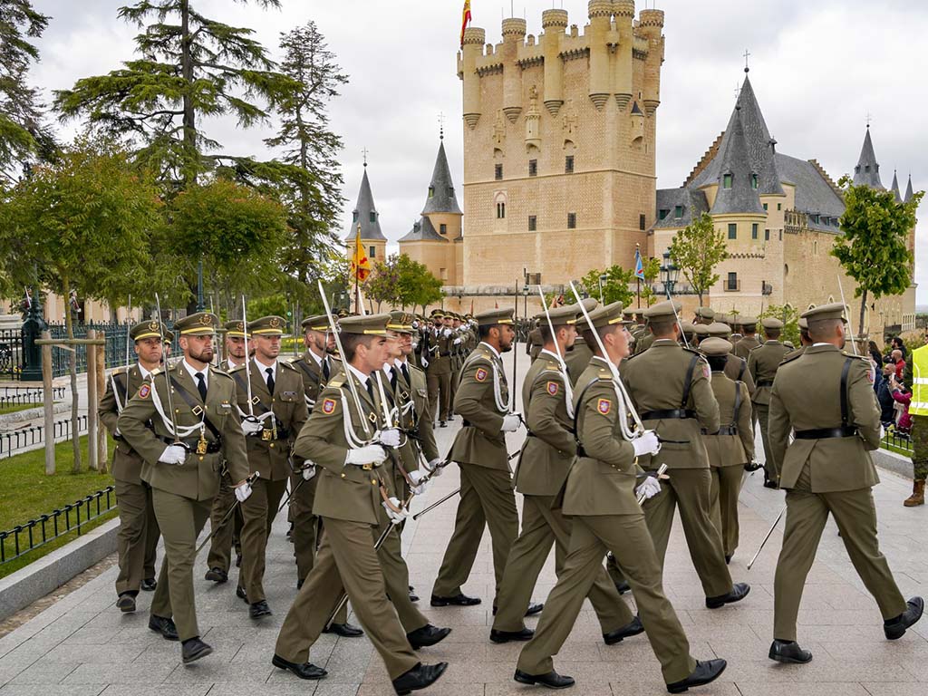 Desfile del 2 de mayo en la plaza de la Reina Victoria Eugenia. / MIGUEL ÁNGEL FERNÁNDEZ
