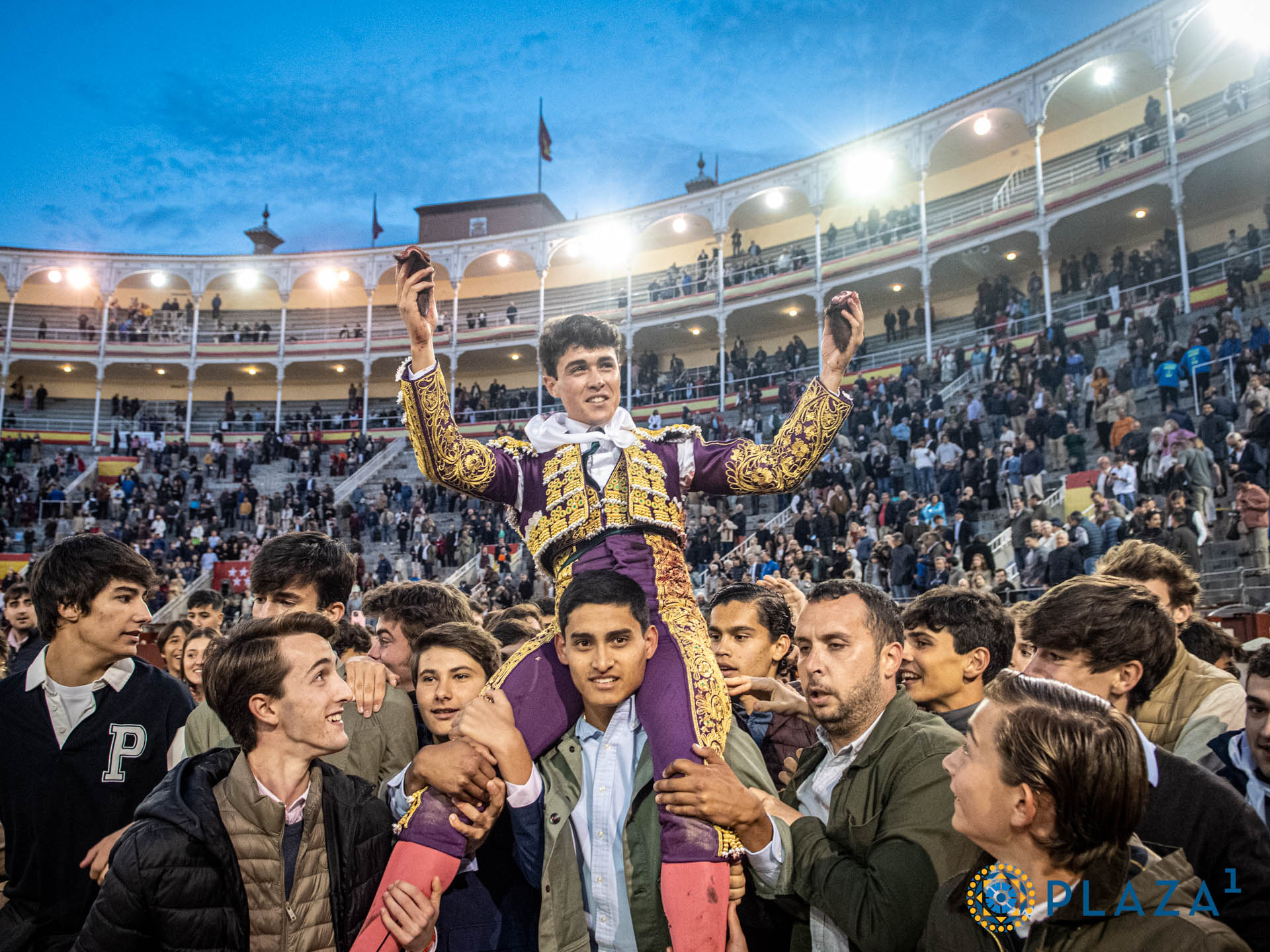 El burgalés Roberto Martín ‘Jarocho’ sale por la Puerta Grande de Las Ventas. / PLAZA 1