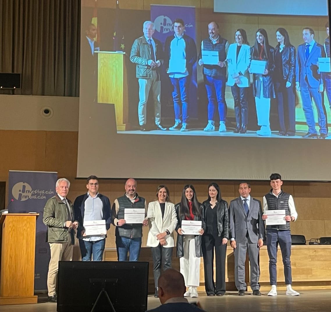 Sergio Calleja, Alicia, Javier y Yago reciben el diploma del premio de la Consejería de Educación.