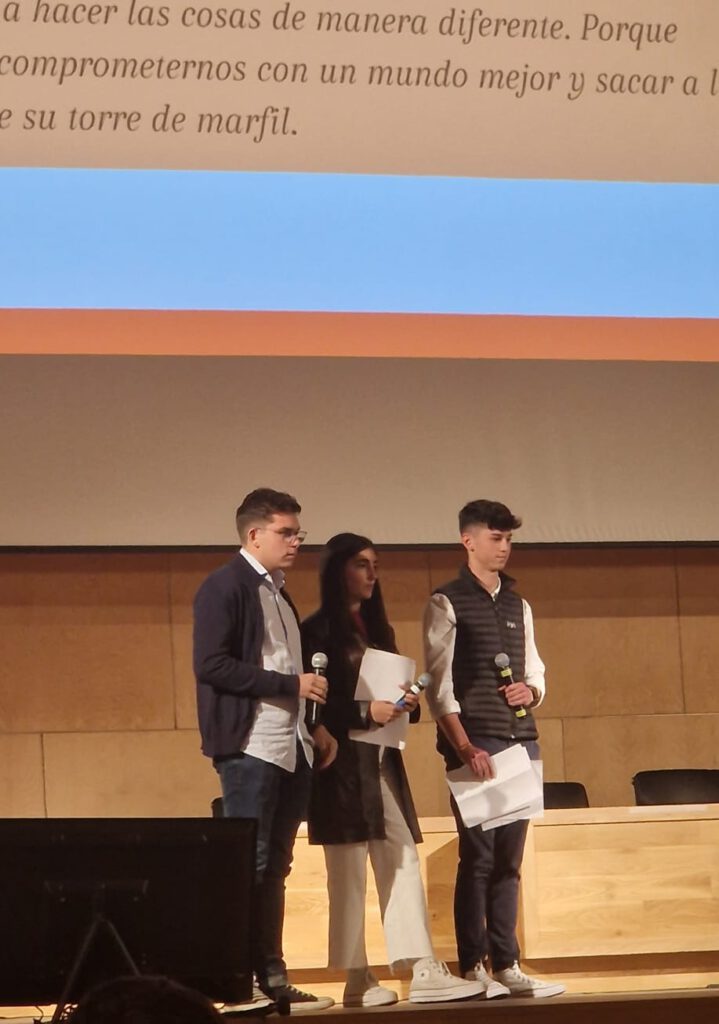 Alicia, Javier y Yago durante su presentación en Salamanca.