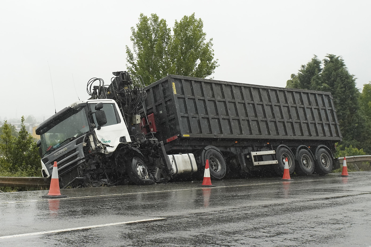 Accidente de un camión y un turismo en la N VI en Ponferrada
