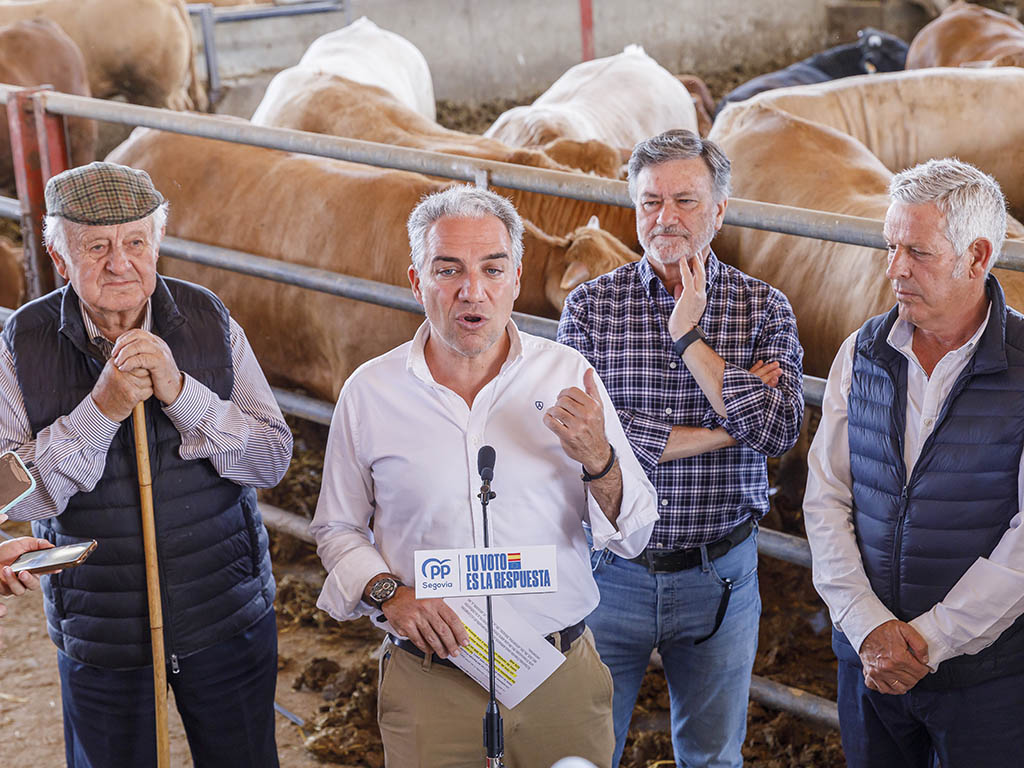 El vicesecretario del PP de Coordinación Autonómica y Local y Análisis Electoral, Elías Bendodo, visita la localidad de Valdeprados