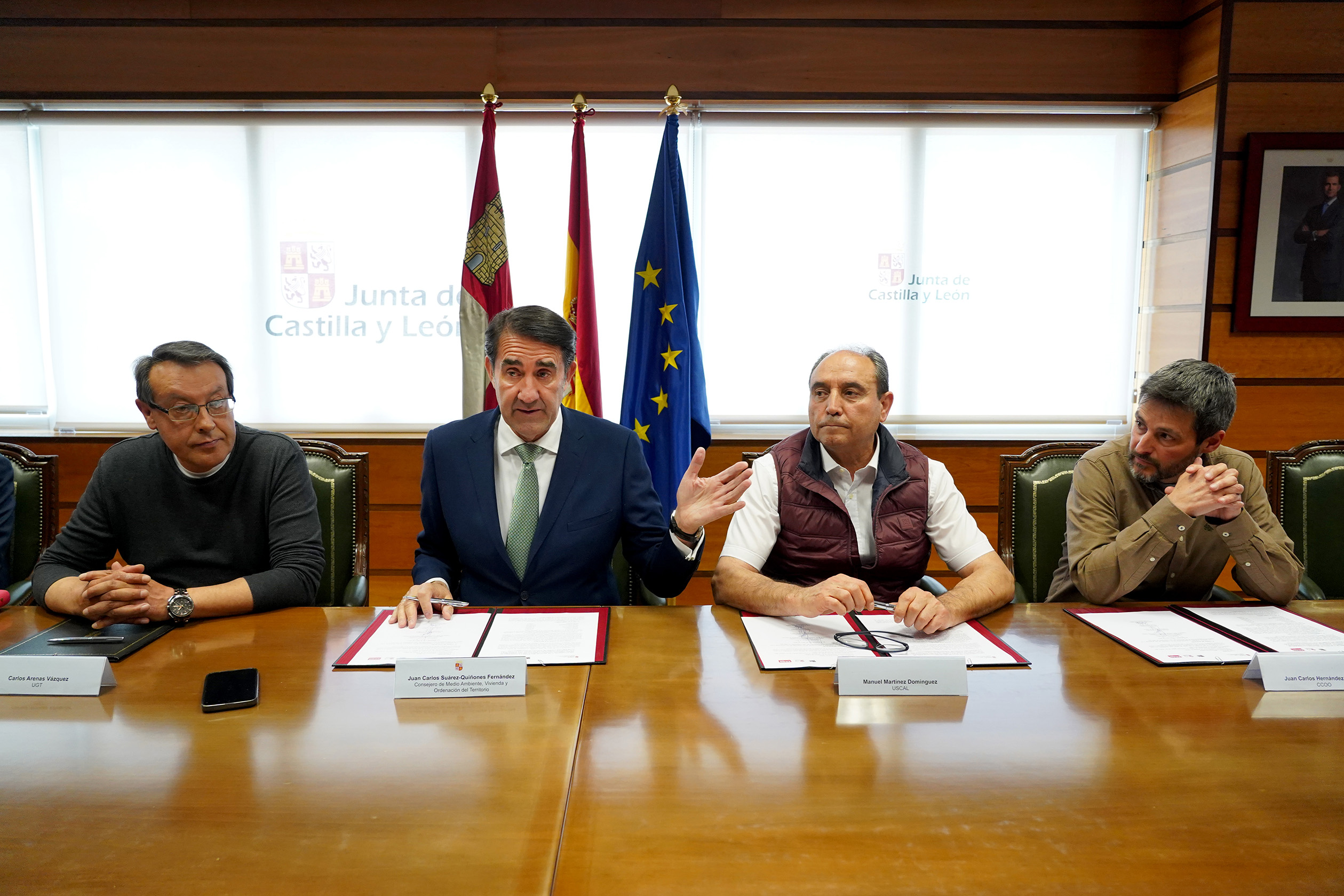 El consejero de Medio Ambiente firma un acuerdo con sindicatos para la mejora de las condiciones de los agentes medioambientales