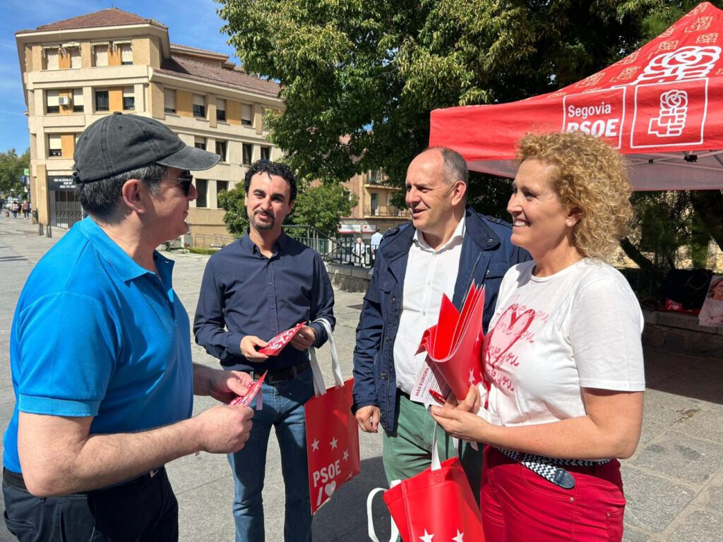 Encuentro con vecinos del PSOE de Segovia en la Avenida del Acueducto