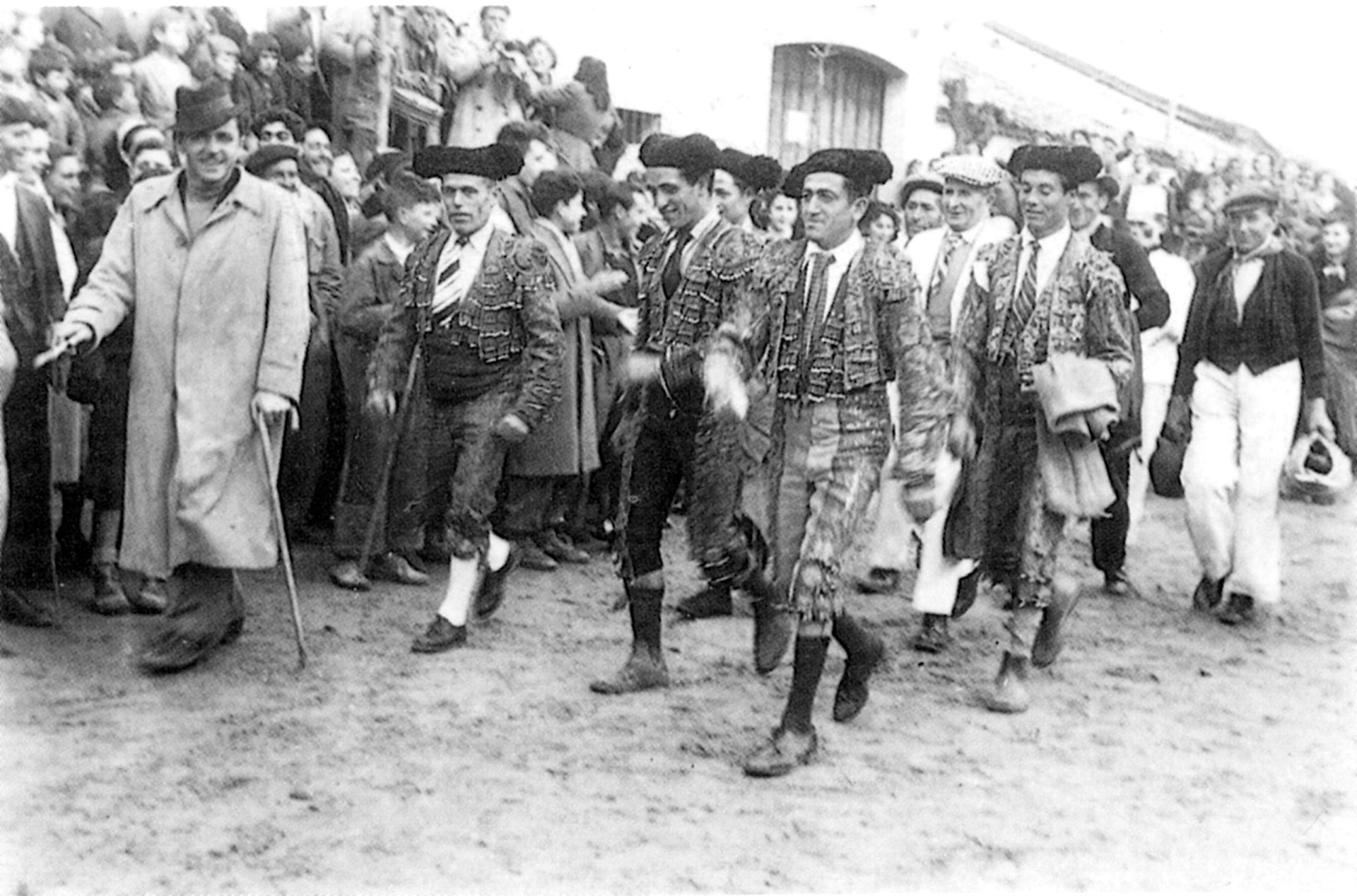 Desfile de cucharetas naveros luciendo los trajes de luces de Aniceto Ajo. Desfile de cucharetas naveros luciendo los trajes de luces de Aniceto Ajo.