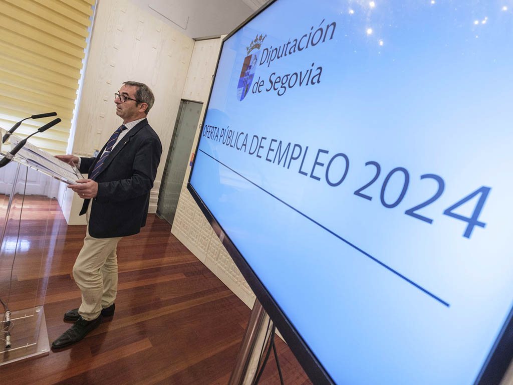 El diputado Jaime Pérez presenta la Oferta Pública de Empleo 2024. / KAMARERO