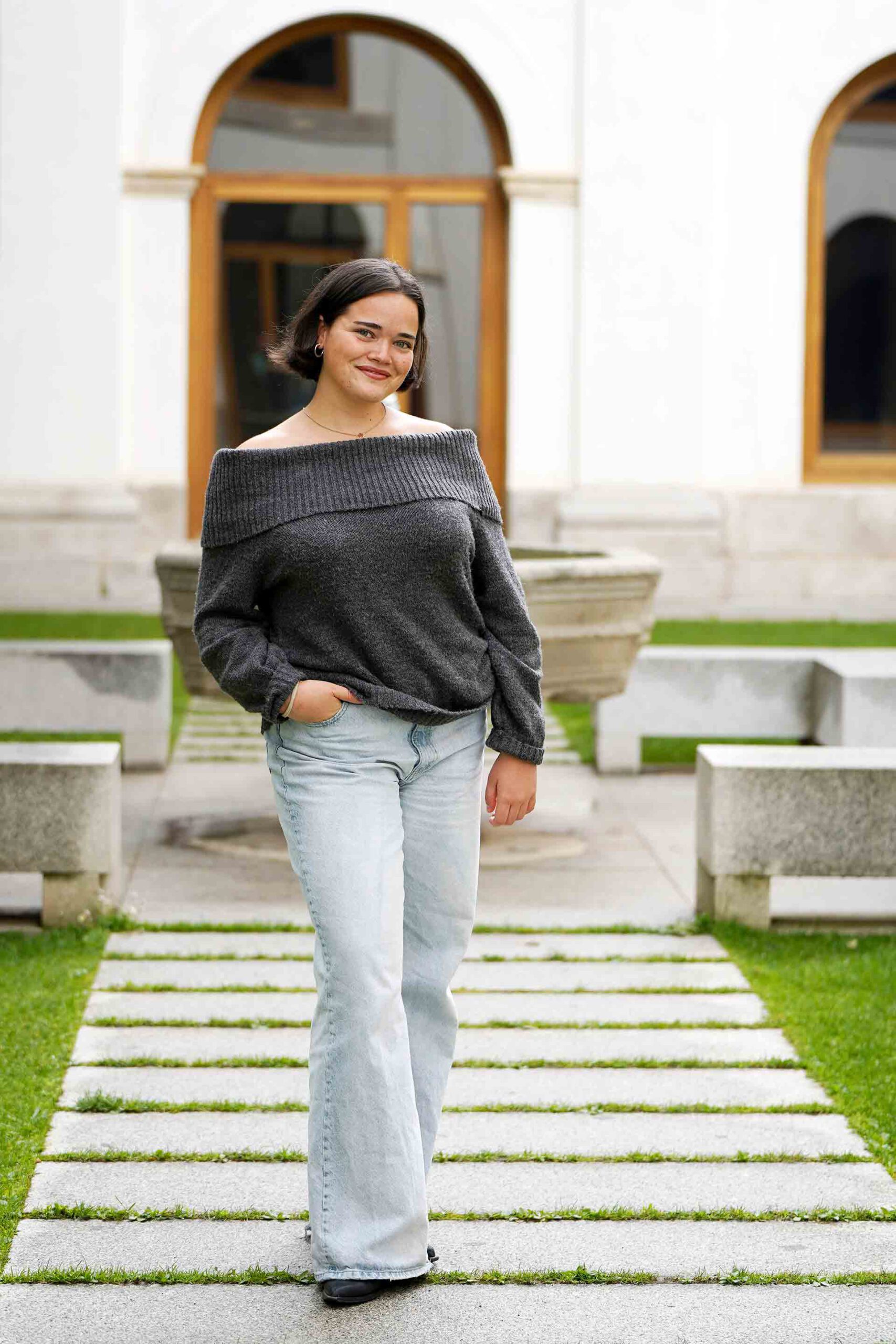 Jimena Pajarón dirigió la pasada semana al Club de Teatro de IE, que representó la obra “Mucho ruido y pocas nueces” en el IES Andrés Laguna. / Roberto Arribas