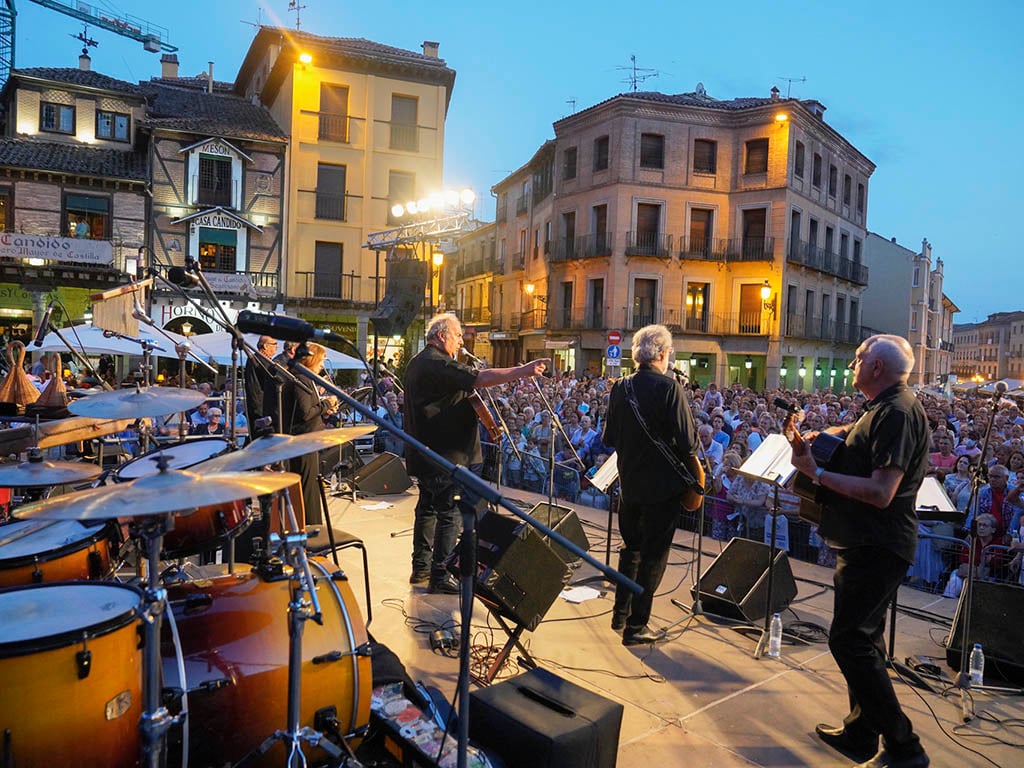 Concierto del Nuevo Mester de Juglaría, en la plaza del Azoguejo. / MIGUEL ÁNGEL FERNÁNDEZ